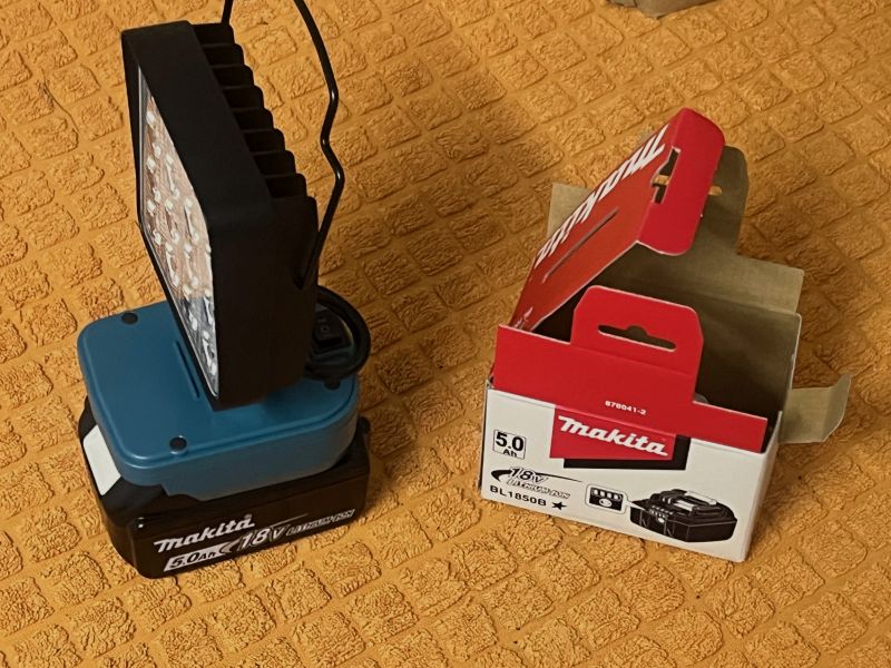 Makita - 5 amp Akku mit LED Handstrahler - wer Licht braucht kriegt es hier !!!