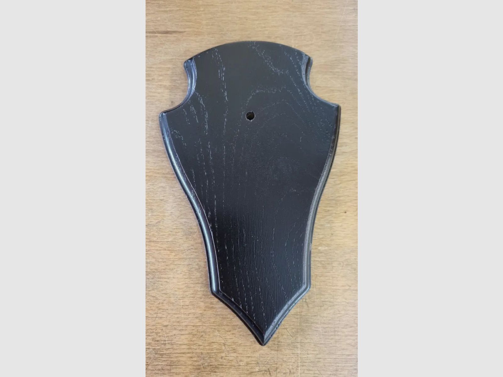 Trophyschild voor ree gemaakt van eikenhout - puntig