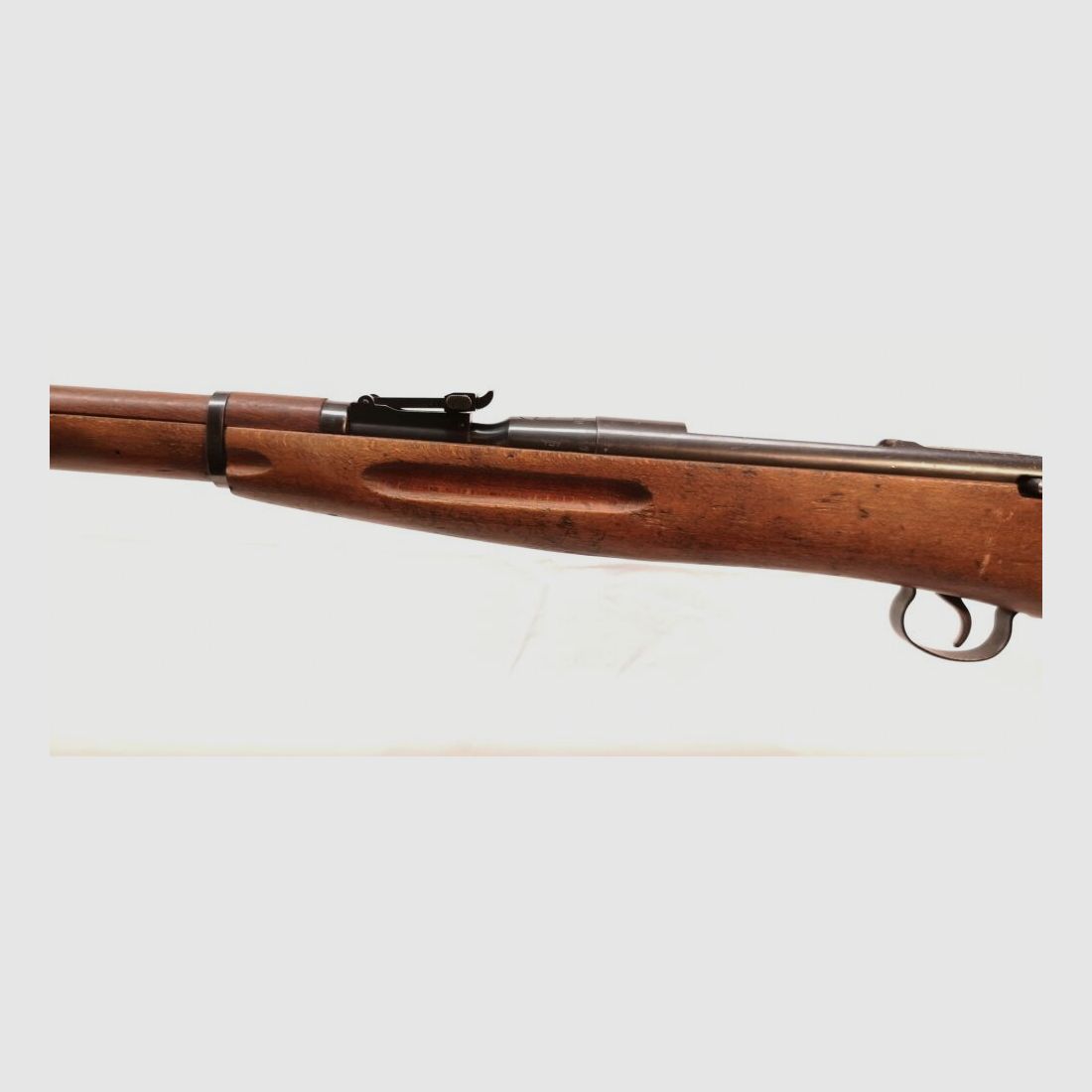 Karabin treningowy Mosin Nagant - karabin treningowy, z numerami zgodnymi, przedni metalowy uchwyt w kolorze brązowym.