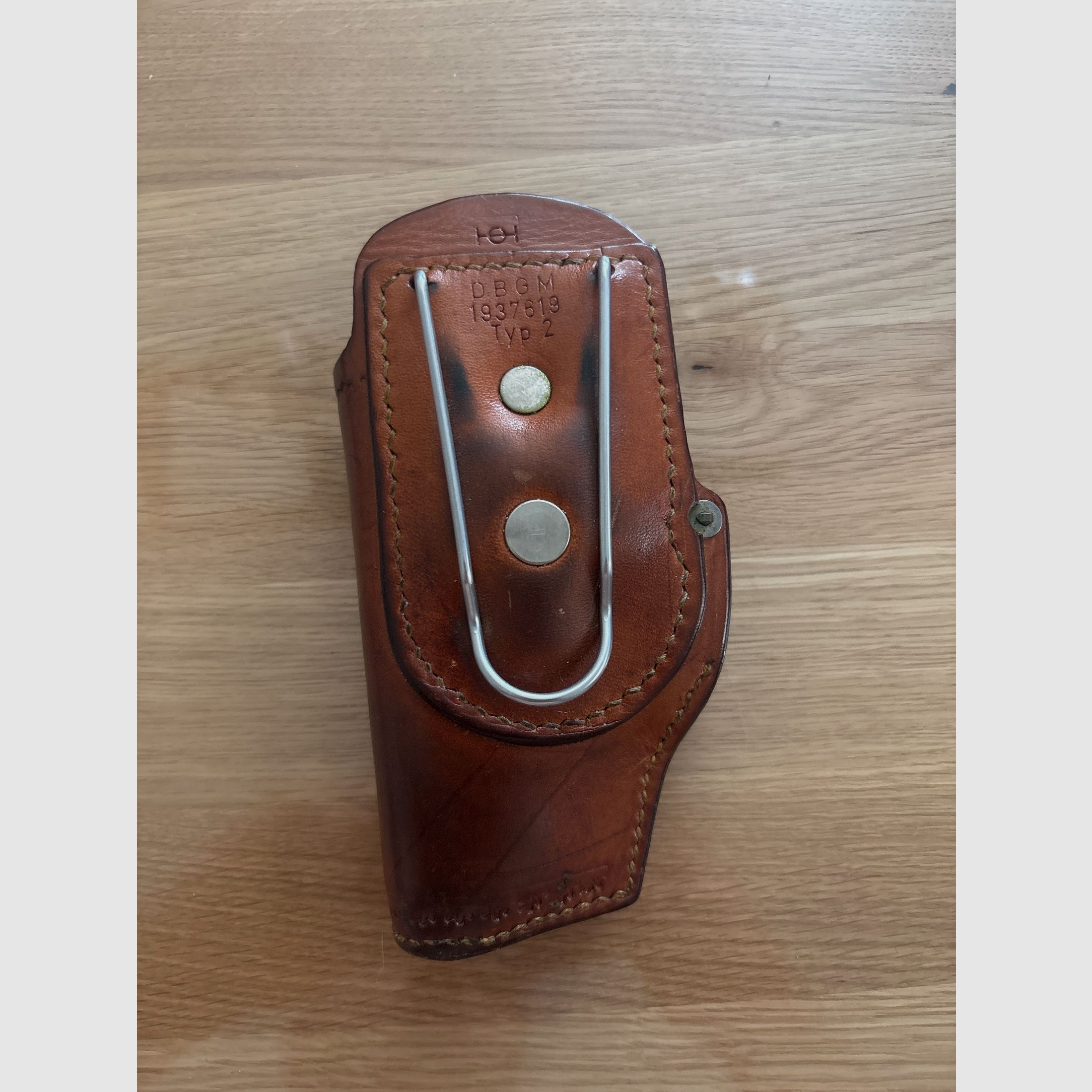 Verschiedene Holster aus Leder