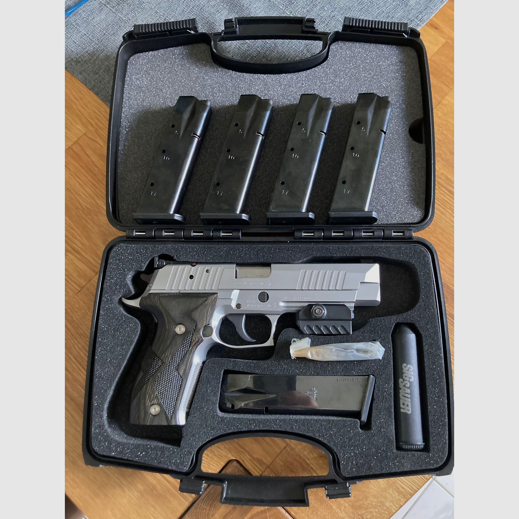 Sig Sauer P226 X-Five + 5 Magazine + Mantis  X2 System + 600 Schuss + Tasche + Peltor