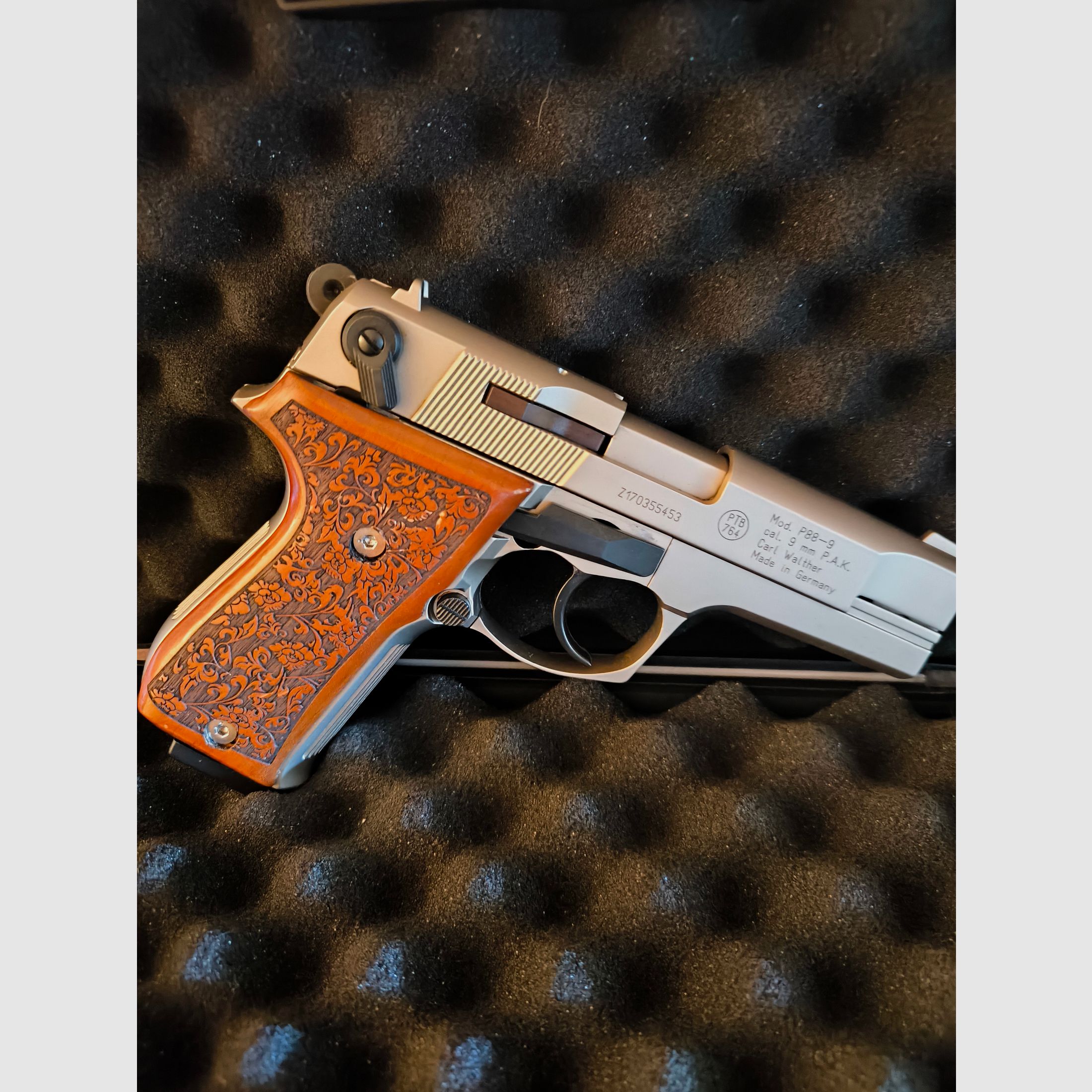 Walther P88 Compact mit Holz Griffschalen & Verzierungen in den Holz Griffschalen, Farbe Nickel, 9mmPAK, Ungeschossen, Funktionell & Optisch Top Zustand!! Neuwertig!! 