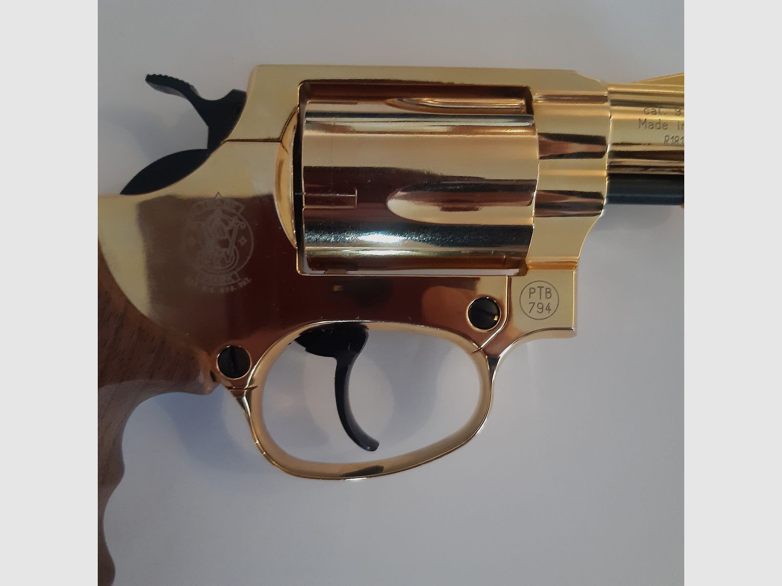 Verkaufe Schreckschussrevolver Smith & Wesson Chiefs-Spezial "Gold Ausführung"