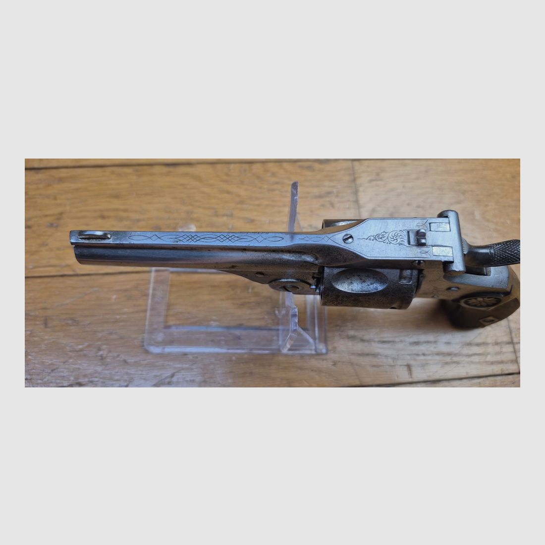 Sehr schöner Revolver im Stil von Smith&Wesson Top Break – Schöne Nachahmung eines guten belgischen Herstellers des Smith & Wesson .38 Double Action 2. oder 3. Modells – Fünf Schüsse – Kal. 380 Schwarzpulver – Waffe im Katalog von Manufrance von 1890 – Oberflächenoxidation auf schönen Gravuren – Schöne Griffschalen und schöne Präsentation – Ausgezeichnetes Einzel- und Doppel-Action-Mechanismus – Sehr gute Mechanik – Sehr guter Lauf – BE+/TBE, Bild 15 von 24