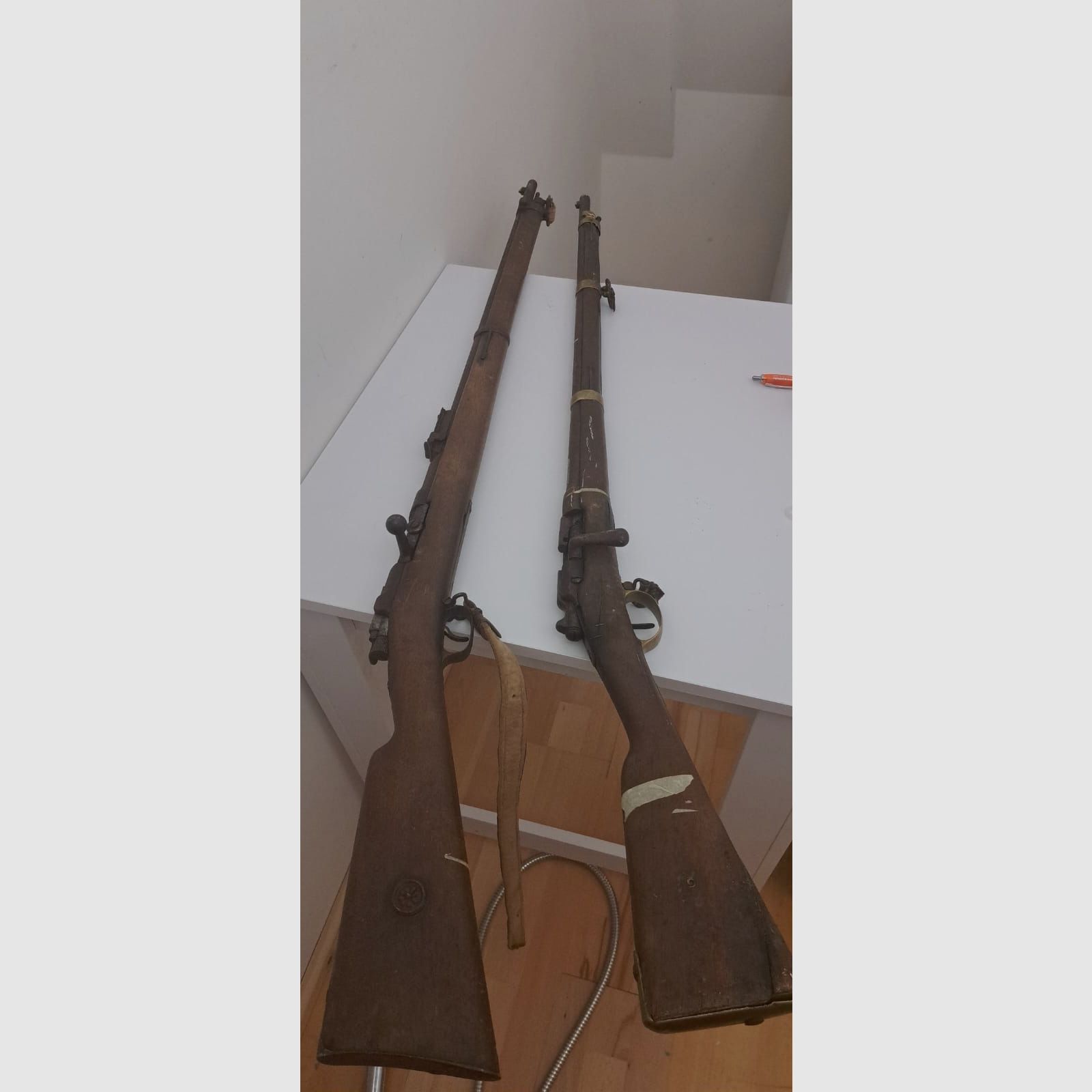 Die beiden Gewehre auf dem Bild sind historische Militärgewehre mit Zylinderverschluss 