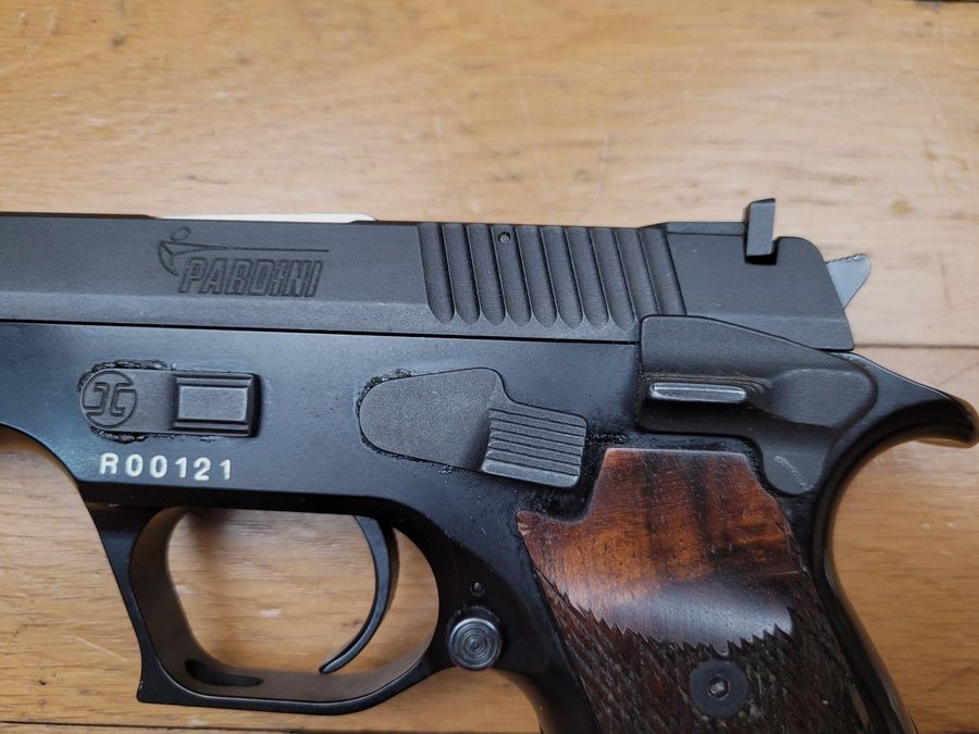 Sehr schöner Pardini GT45 Pistol – 45 ACP – Top-Aluminium-Gehäuse – 13-Schuss-Doppelmagazin – Alle Bedienelemente für Links- und Rechtshänder – Niedrig zugänglicher Verschlussfang – Petter-Verriegelung – Schräger Schaft im Luger-Stil – Luxus und Sport – Neuwertig, Bild 4 von 20