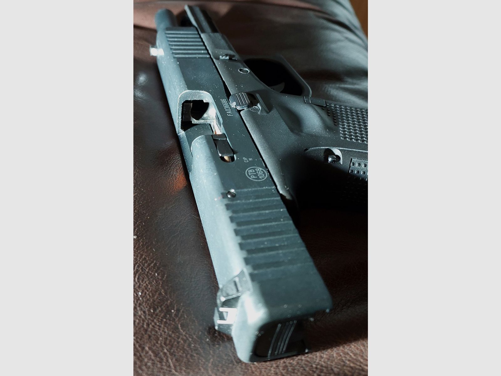 Glock 17 Gen5 Schreckschuss Pistole 9mm P.A.K. schwarz (PTB 1068) - 2 Magazine - Taktisches IWB Holster Rex Arms Sidecar