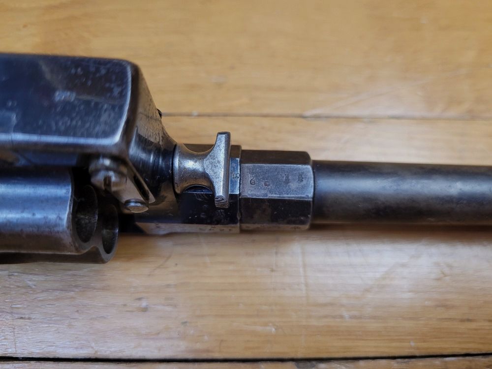 Sehr schöner Reichsrevolver 1883 – Kal. 10,4 original – Herstellung Erfurt von 1893 – Schöne reguläre Stempel – 80% seiner ursprünglichen glänzenden Brünierung – Wunderschöner Lauf und Kammern – Waffe mit einer Matrikelnummer – Seltenes originales Schneider Briegl-Futteral – TBE+, Bild 12 von 27