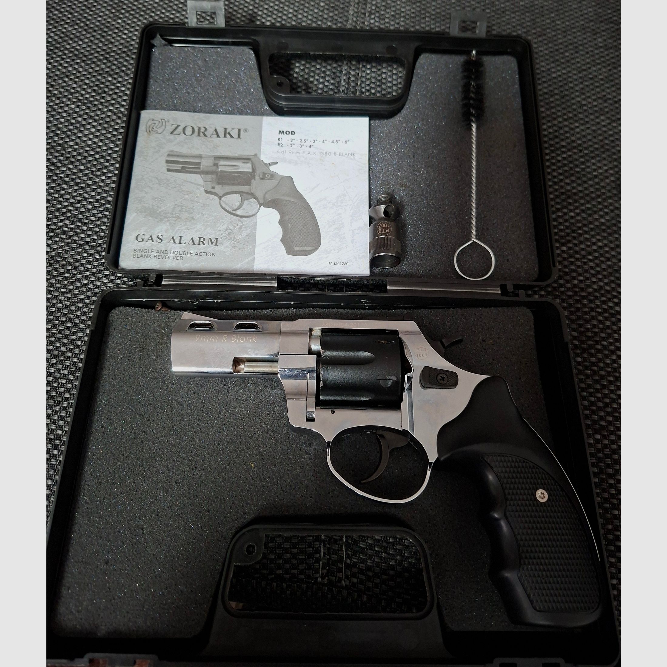 Zoraki R2 3 pulgadas PIEZA ÚNICA.Descripción Querida comunidad de eGun,  está a la venta un Zoraki R2 3" en calibre 9 mm R.K. en una excepcional versión Duo-Tone cromo/negro.  El revólver cuenta con el armazón y cañón cromados, así como un tambor negro y cachas negras. El tambor negro proviene originalmente de otro revólver y fue instalado en este ejemplar. Esto creó esta combinación Duo-Tone muy interesante y visualmente atractiva, que nunca estuvo disponible regularmente en el mercado libre y no corresponde a la versión de serie.  Otro punto visual destacado es el alza pintada de rojo, que le da al revólver un acento individual adicional.  El revólver ha sido disparado por mí muy poco y se encuentra en un estado muy bueno, casi como nuevo. Técnicamente, el revólver está completamente funcional.  Prueba de fuego: CB (2021)     Contenido del envío:  - Zoraki R2 3" – PTB 1007  - Maletín original  - Documentos originales  - Cepillo de limpieza  - Copa de disparo     Una buena oportunidad para coleccionistas y amantes de los revólveres Zoraki que buscan una versión Duo-Tone inusual.     ¡Por favor, presta atención a las condiciones en MyGun!    Homologación de serie para pistolas / revólveres PTB-Nr.:   1007 más información:  Descripción Querida comunidad de eGun,  está a la venta un Zoraki R2 3" en calibre 9 mm R.K. en una excepcional versión Duo-Tone cromo/negro.  El revólver cuenta con el armazón y cañón cromados, así como un tambor negro y cachas negras. El tambor negro proviene originalmente de otro revólver y fue instalado en este ejemplar. Esto creó esta combinación Duo-Tone muy interesante y visualmente atractiva, que nunca estuvo disponible regularmente en el mercado libre y no corresponde a la versión de serie.  Otro punto visual destacado es el alza pintada de rojo, que le da al revólver un acento individual adicional.  El revólver ha sido disparado por mí muy poco y se encuentra en un estado muy bueno, casi como nuevo. Técnicamente, el revólver está completamente funcional.  Prueba de fuego: CB (2021)     Contenido del envío:  - Zoraki R2 3" – PTB 1007  - Maletín original  - Documentos originales  - Cepillo de limpieza  - Copa de disparo     Una buena oportunidad para coleccionistas y amantes de los revólveres Zoraki que buscan una versión Duo-Tone inusual.     ¡Por favor, presta atención a las condiciones en MyGun!    Homologación de serie para pistolas / revólveres PTB-Nr.:   1007 más información: