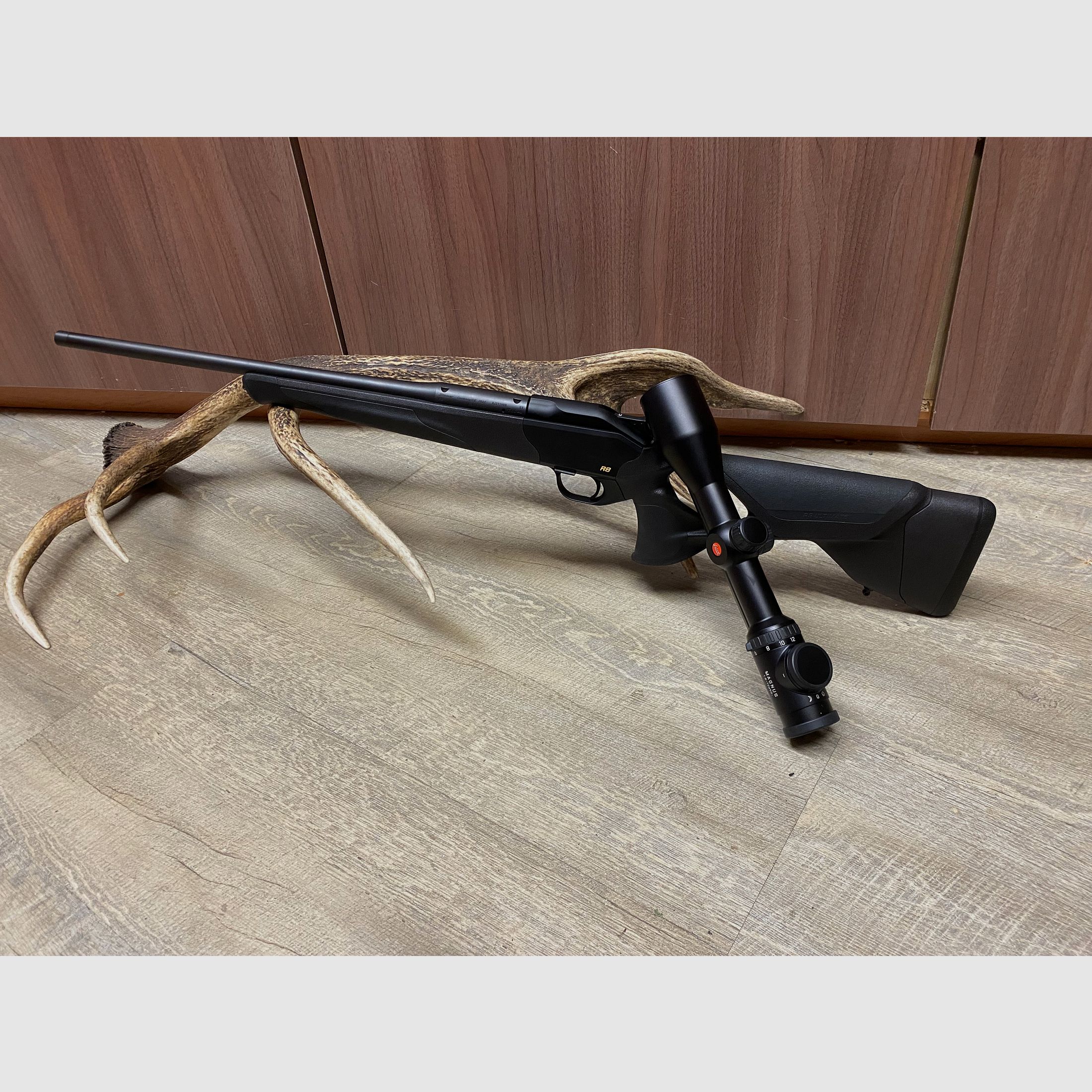 Blaser R8 Ultimate, mit Leica Magnus 1,8-12x50 i