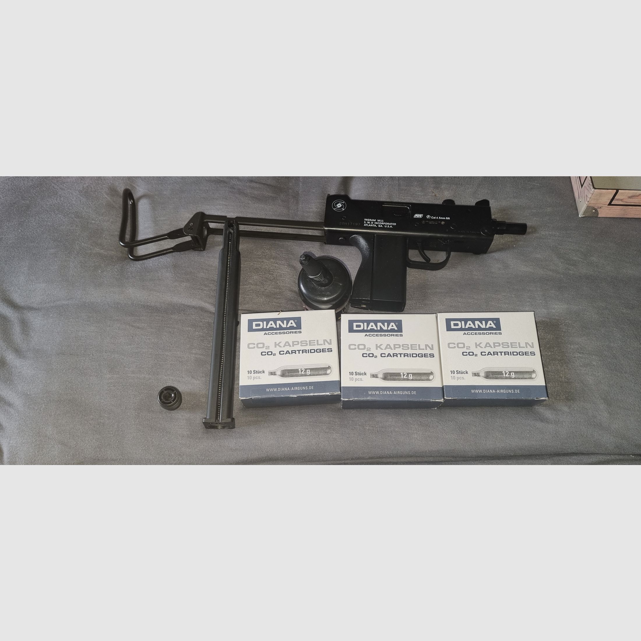 ASG / KWC Cobray Ingram M11 CO2 NBB mit CO2 Kartuschen und Metallkugeln. Halbautomatisch