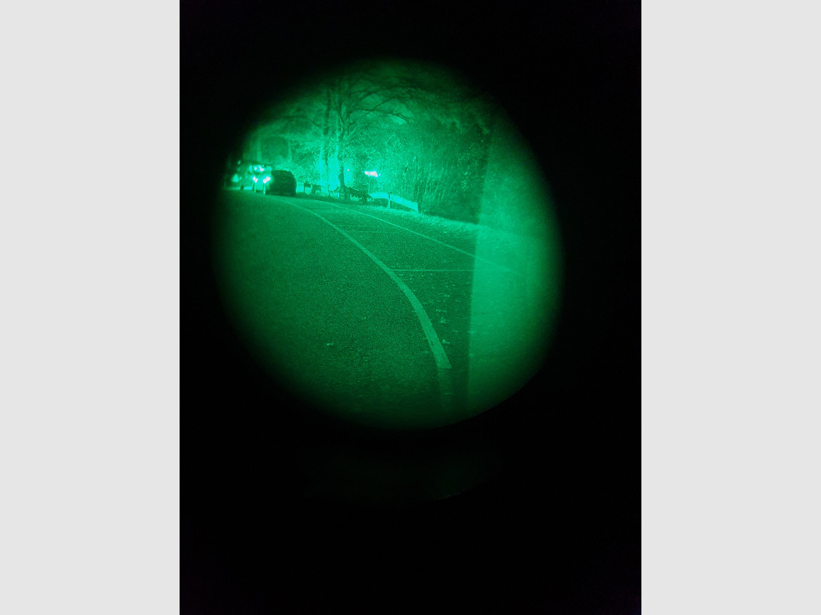 Night vision device residual light amplifier with helmet mount and carrying cap, so for wearing without a helmet