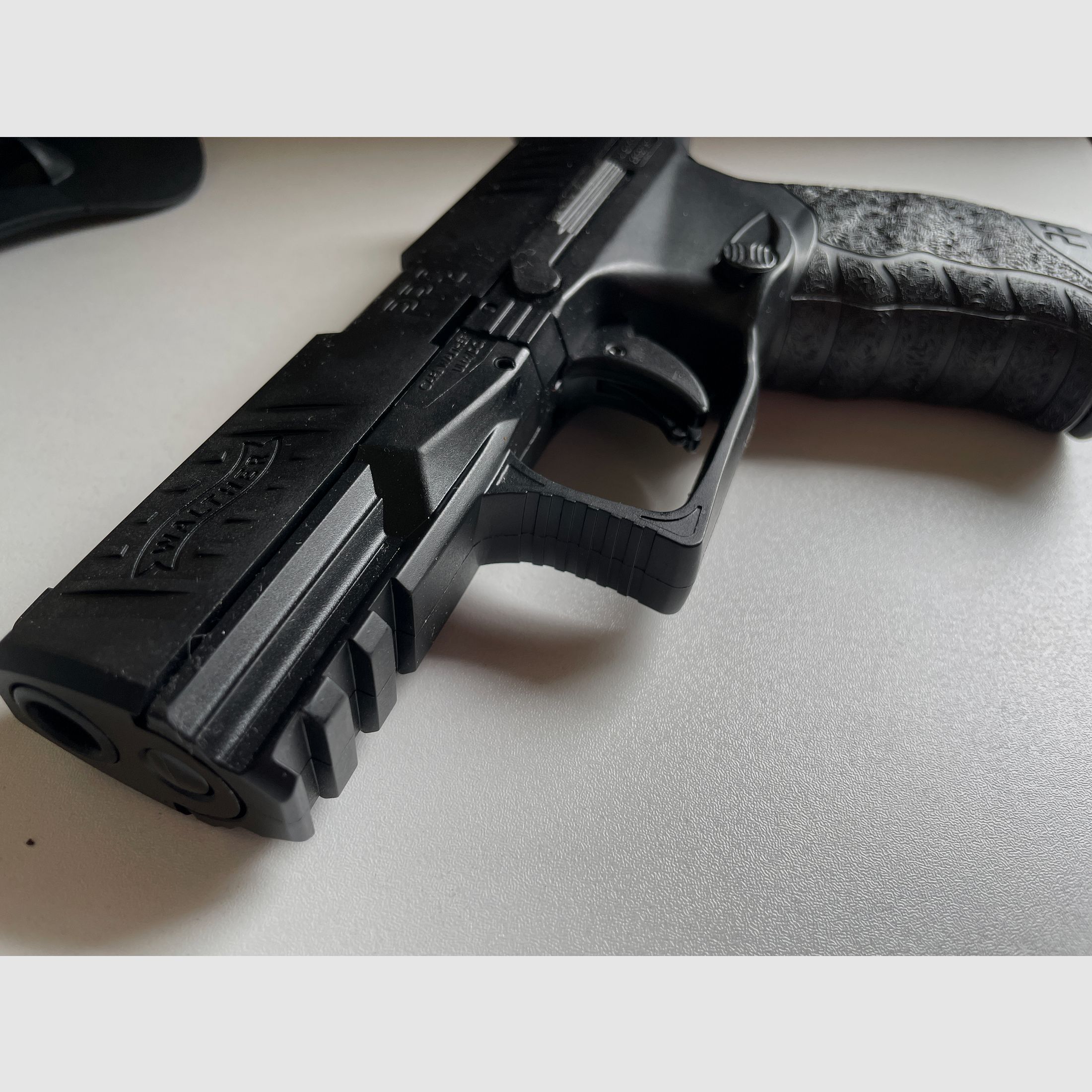 Walther PPQ Airsoft mit zwei Magazinen und Holster