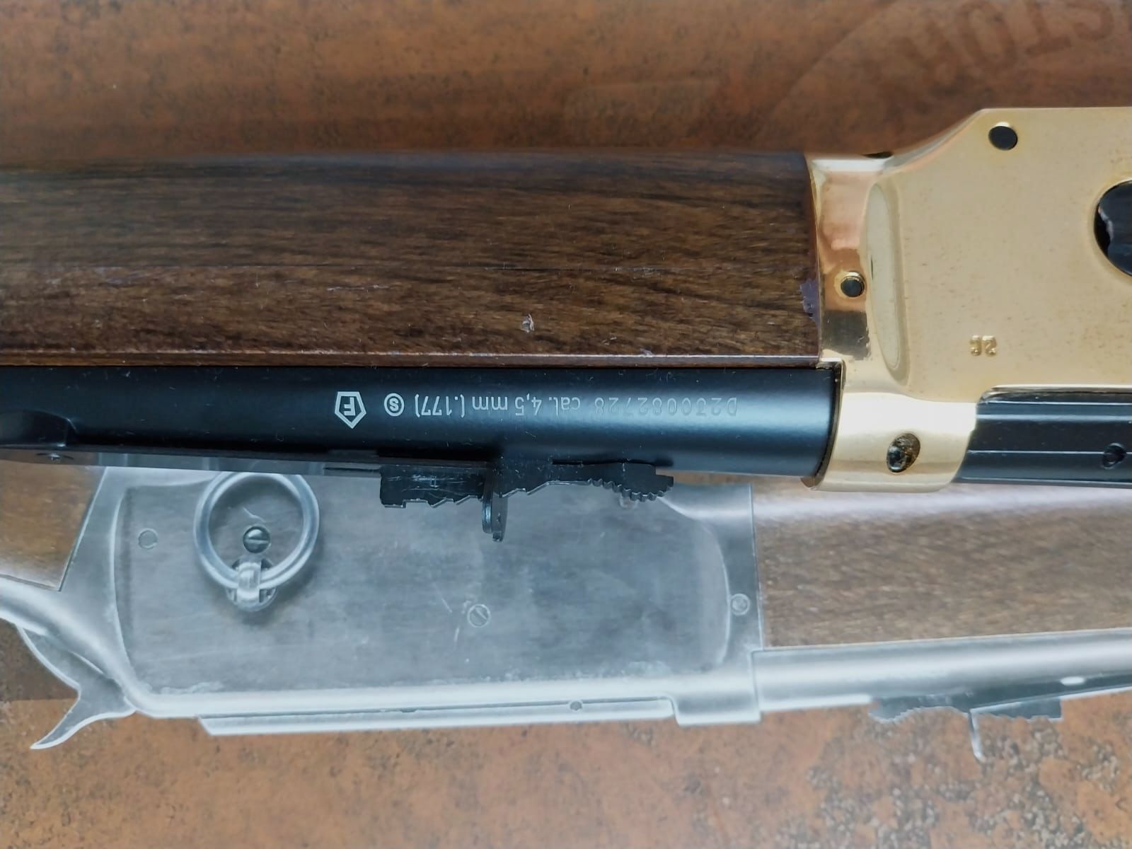 Rifle Cowboy Legends acabado dorado 4,5 mm BB Co2 + 20 cápsulas de Co2 + 1500 BBs 4,5mm