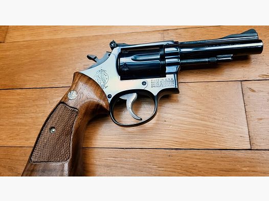 Beau revolver Smith & Wesson M15-2 – Calibre .38 spécial – fabrication de grande qualité de 1961 à 1964 – canon 4 pouces « pencil barrel » plus épais – Et néanmoins le plus light de tous les revolvers « magnums » – État esthétique et mécanique nickel – une arme ayant très peu tirée en 65 ans… – TBE++