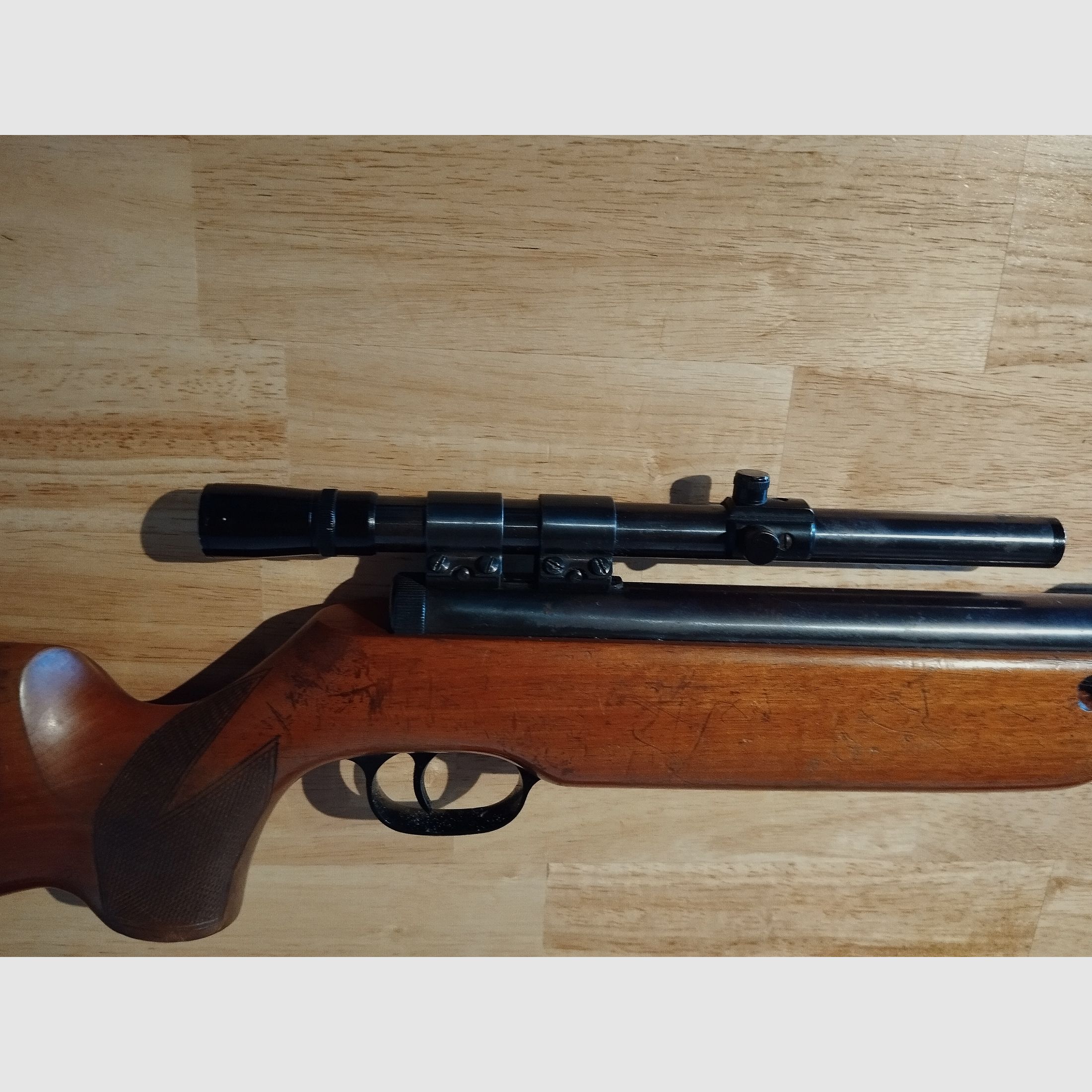 Super Komplett Preis.. Biete ein gut erhaltenes Oldtimer 70er Jahre  Luftdruck Gewehr LG 4,5 Modell 55 von Walther .