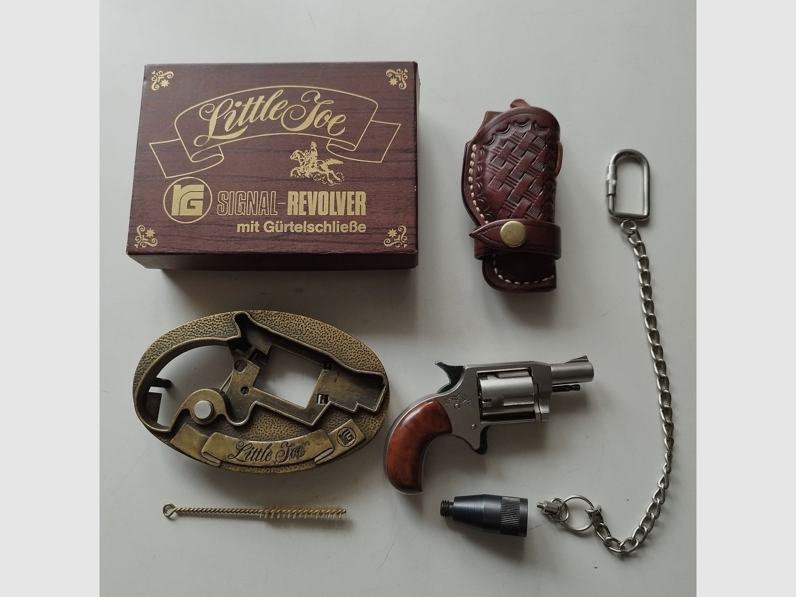 Wunderschöner RÖHM Little Joe - SRS-Revolver 6mm FLOB.PL. mit Gürtelschließe & Holster & Zubehör in OVP - Sammlerstück PTB