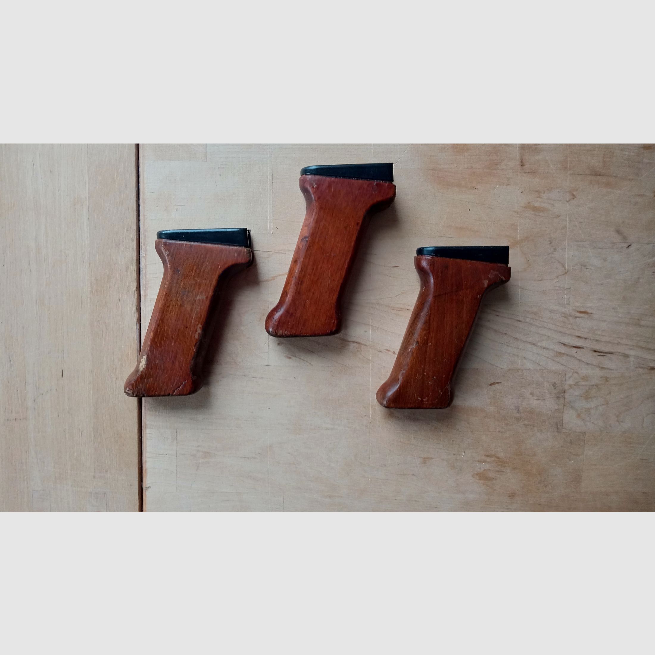 Original Ungarische AMD-63 Pistolengriffe aus Buchenholz inkl. Stahl Ferrule  // AMD 65 AK AKM Griff Buche Holz
