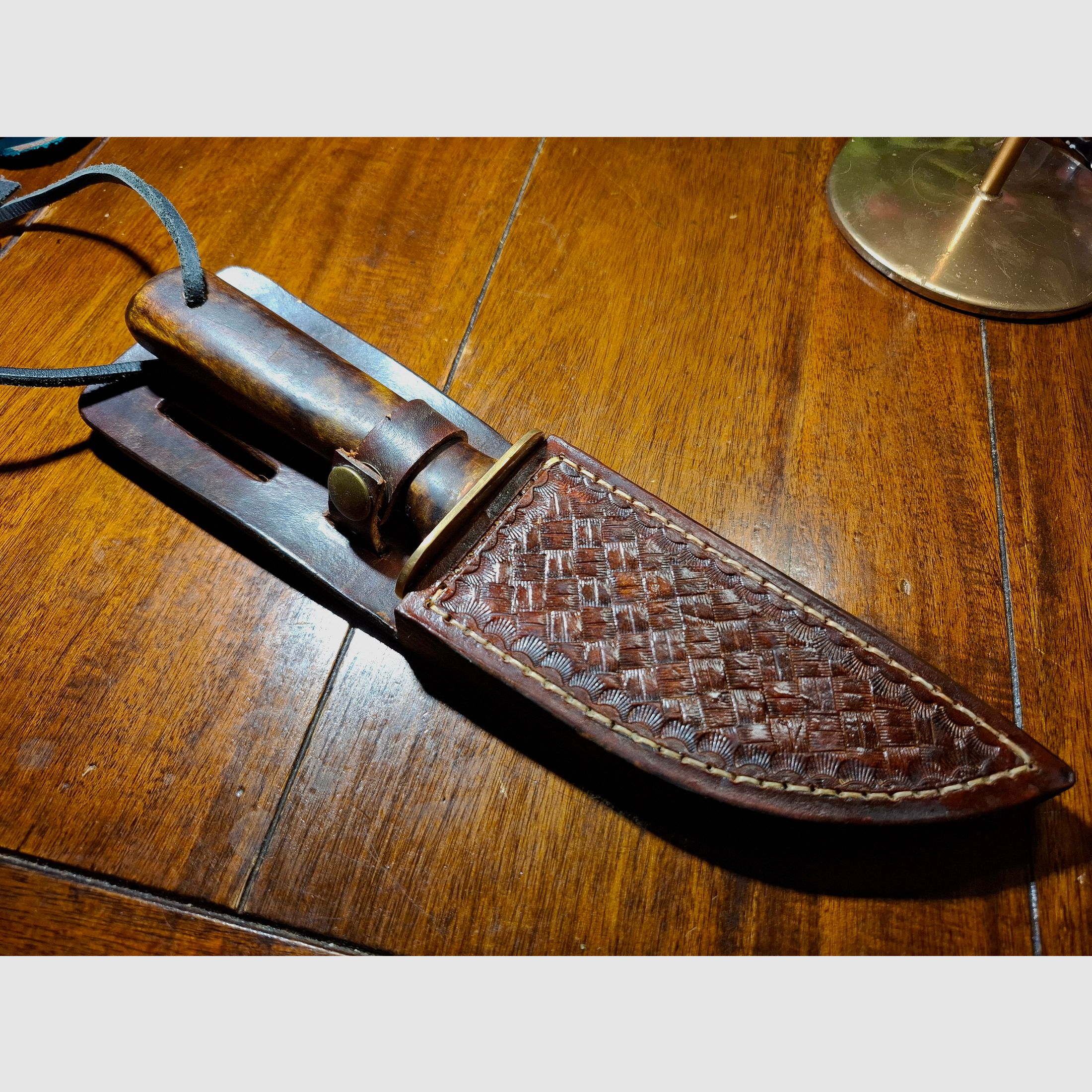 Handgearbeitetes Jagdmesser mit Scheide