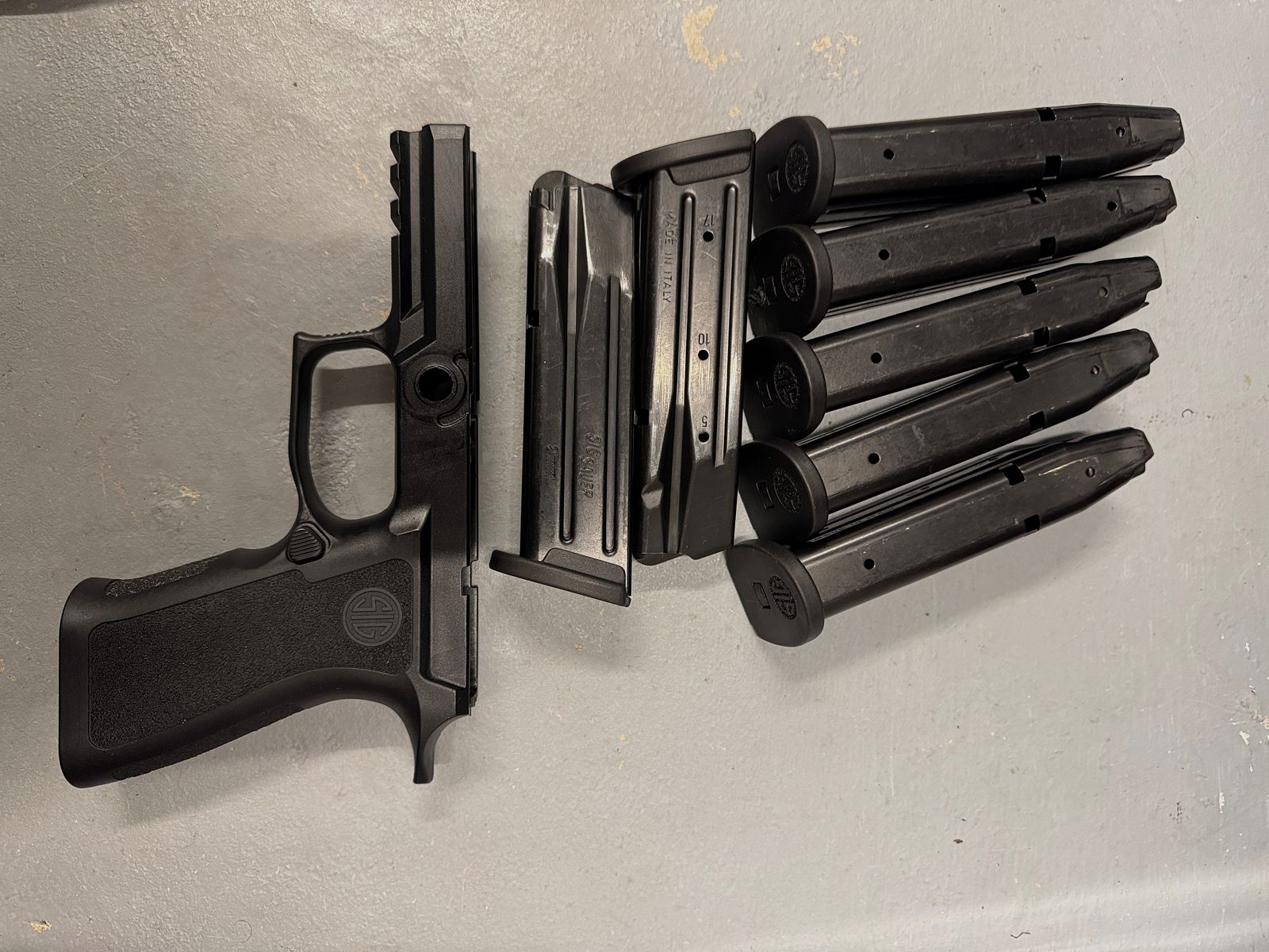 Accessories SIG P250/ P320: XCarry grip module and 7x 17 round full-size magazines (all original SIG)
