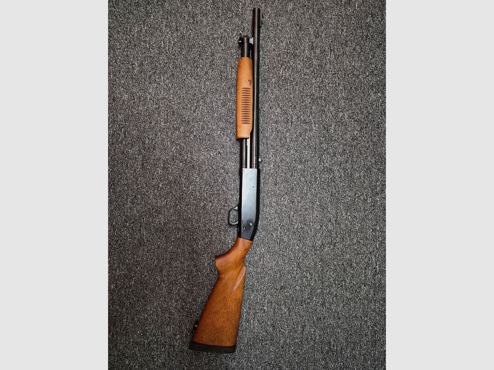 Mossberg 12/70 - 12/76 fusil à répétition à crosse avant