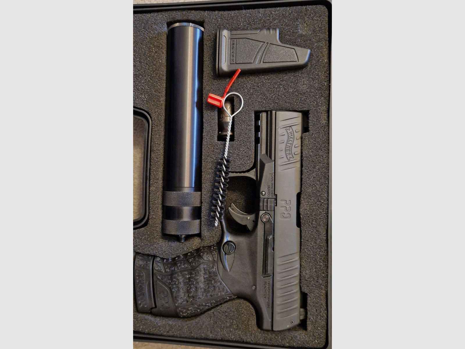 PPQ Schreckschuss Pistole mit Schalldämpfer 