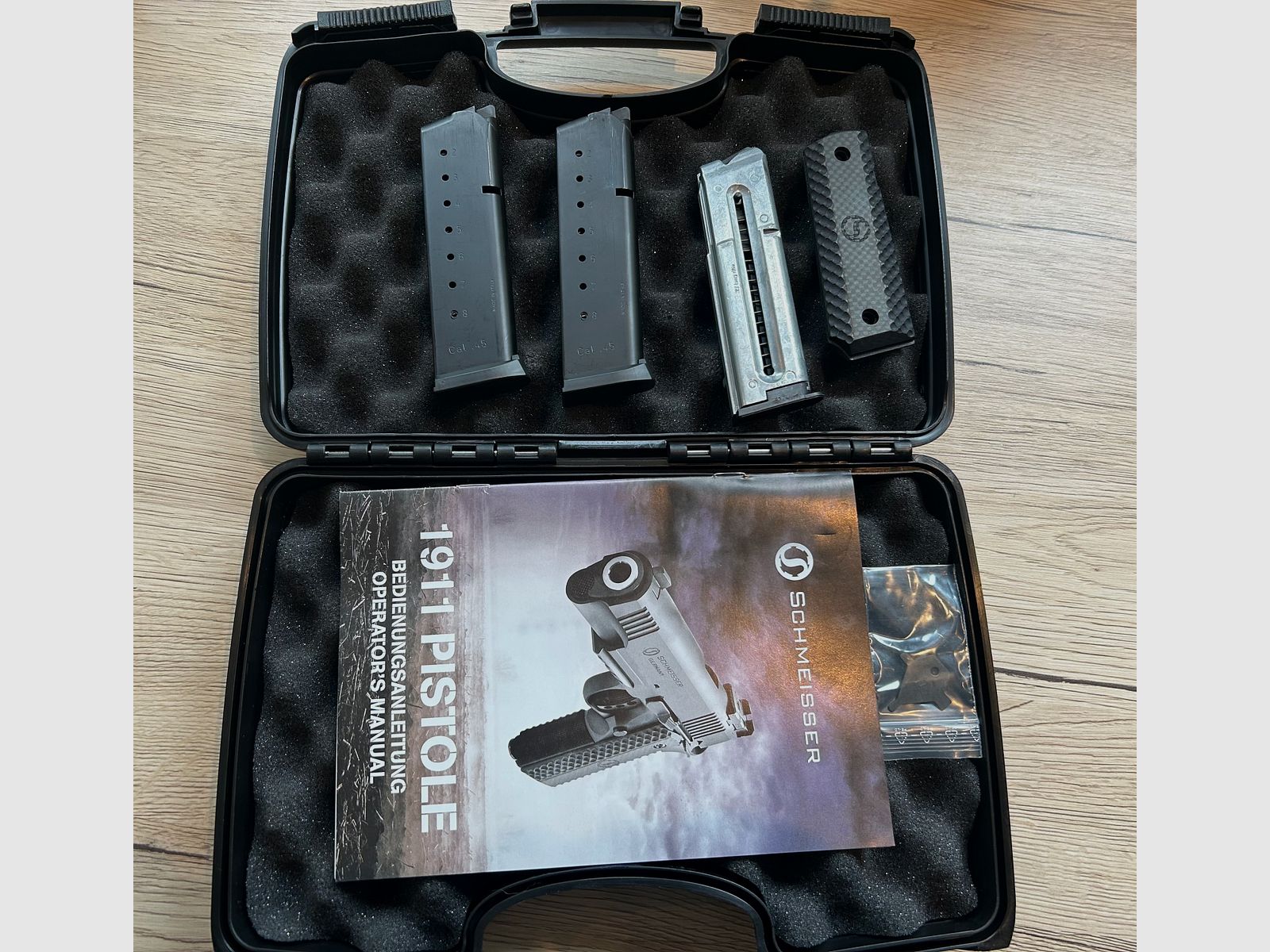 Schmeisser Hugo 5 pulgadas 45ACP con sistema intercambiable GSG 22LR como nuevo.