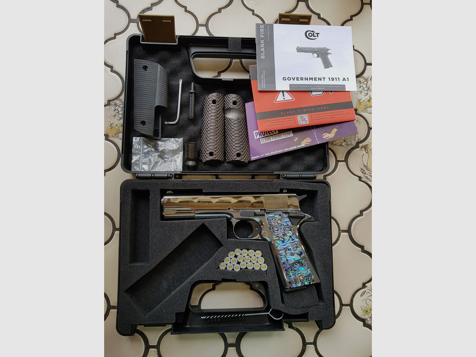 Vitrinen Stück zu verkaufen: Colt 1911 in Chrom