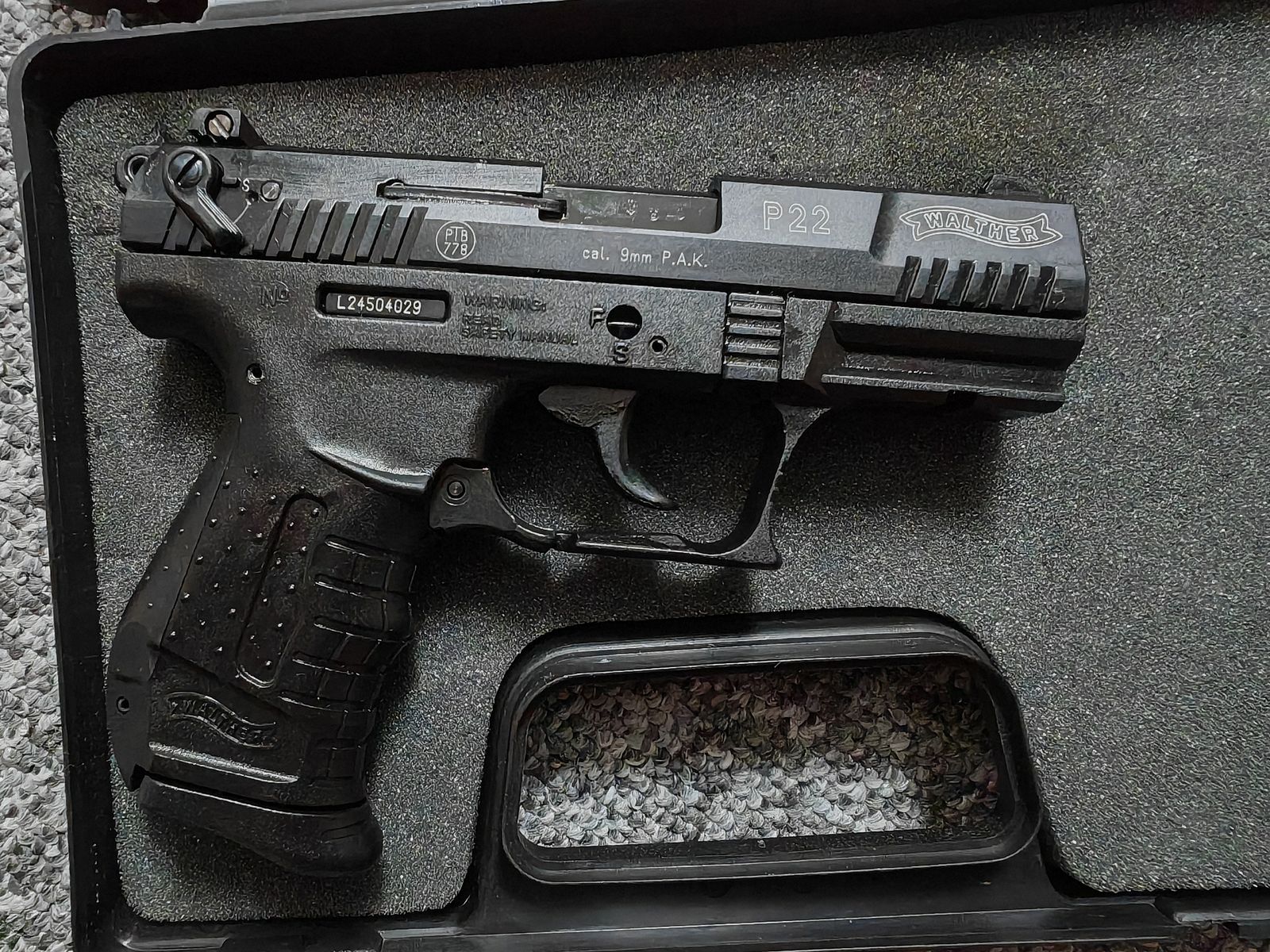 Umarex Walther P22 9mm P.A.K. in der ersten Ausführung mit Abzugssicherung und verstellbare Kimme samt Dämmerungsmarken | NEUwertig und selten