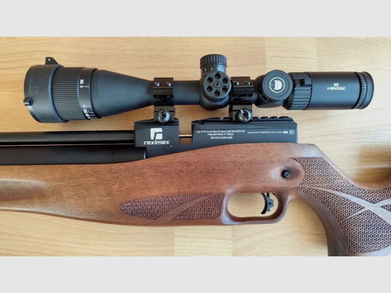 Reximex Daystar in 4,5mm mit Zielfernrohr, Zweibein, Tragegurt, zwei Magazinen und Exportkit