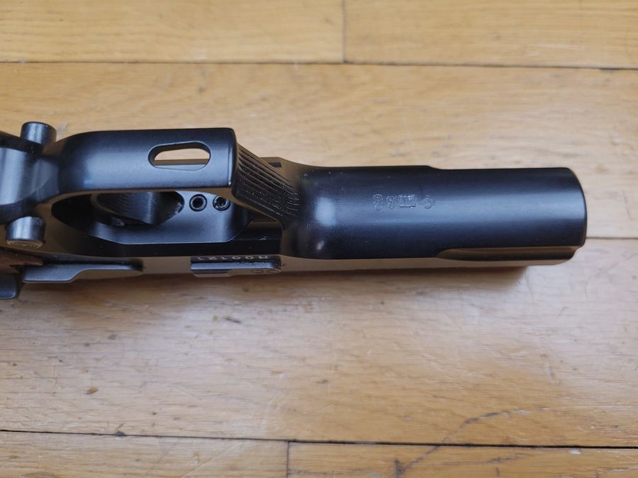 Sehr schöner Pardini GT45 Pistol – 45 ACP – Top-Aluminium-Gehäuse – 13-Schuss-Doppelmagazin – Alle Bedienelemente für Links- und Rechtshänder – Niedrig zugänglicher Verschlussfang – Petter-Verriegelung – Schräger Schaft im Luger-Stil – Luxus und Sport – Neuwertig, Bild 9 von 20