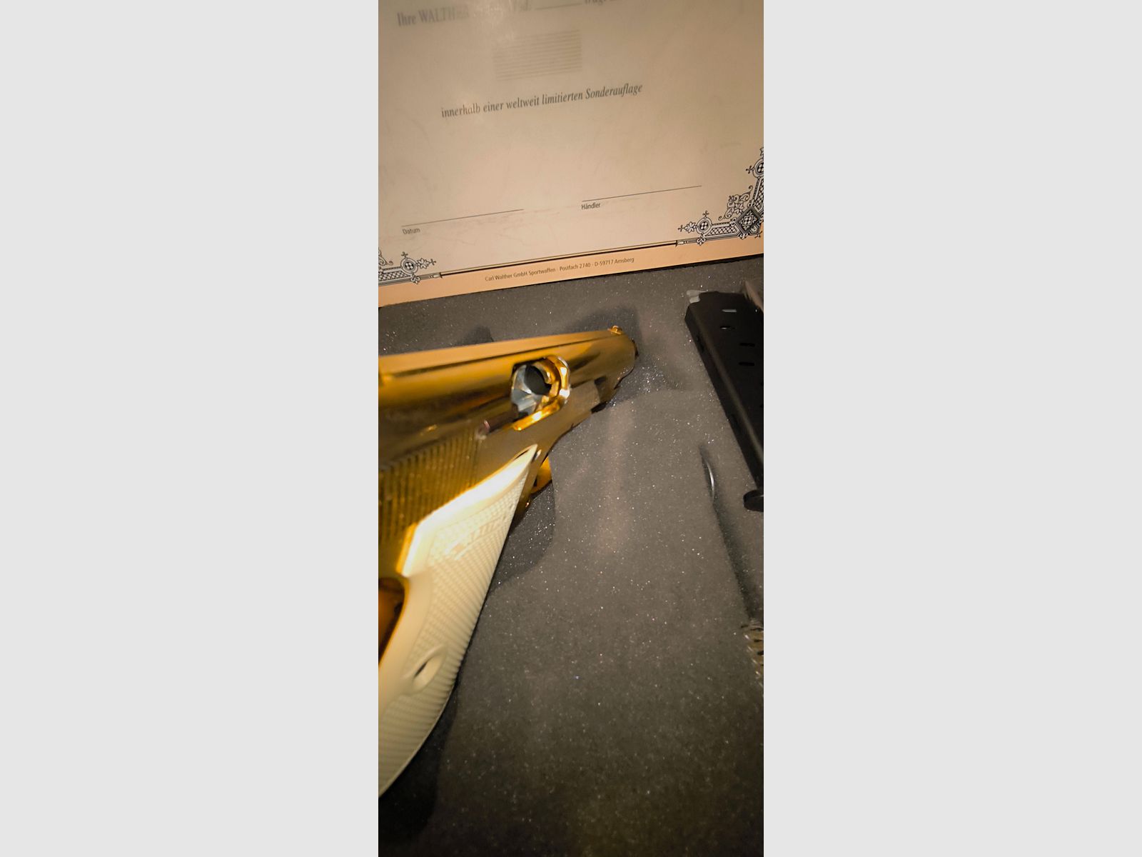 ⚠️ Attenzione collezionisti e fan di James Bond, vera rarità, set nuovo e mai sparato - Walther PP Edizione Limitata Oro con impugnature bianche e cassetta VHS e certificato, pezzo da vetrina!!