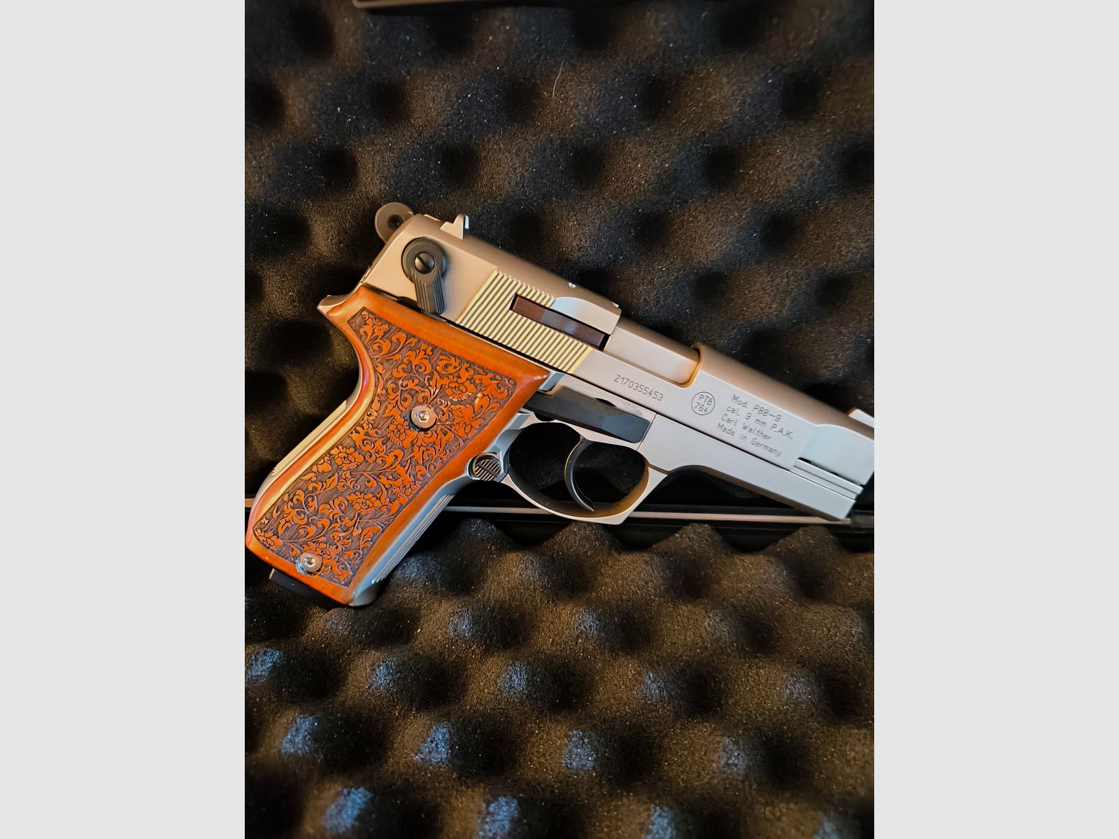 ⚠️ Attention collectors of Walther firearms - display piece - Walther P88 Compact Nickel with wooden grips & embellishments in the wooden grips, PTB 764, caliber 9mmPAK, unfired & functionally as well as visually in impeccable top condition, like new!!