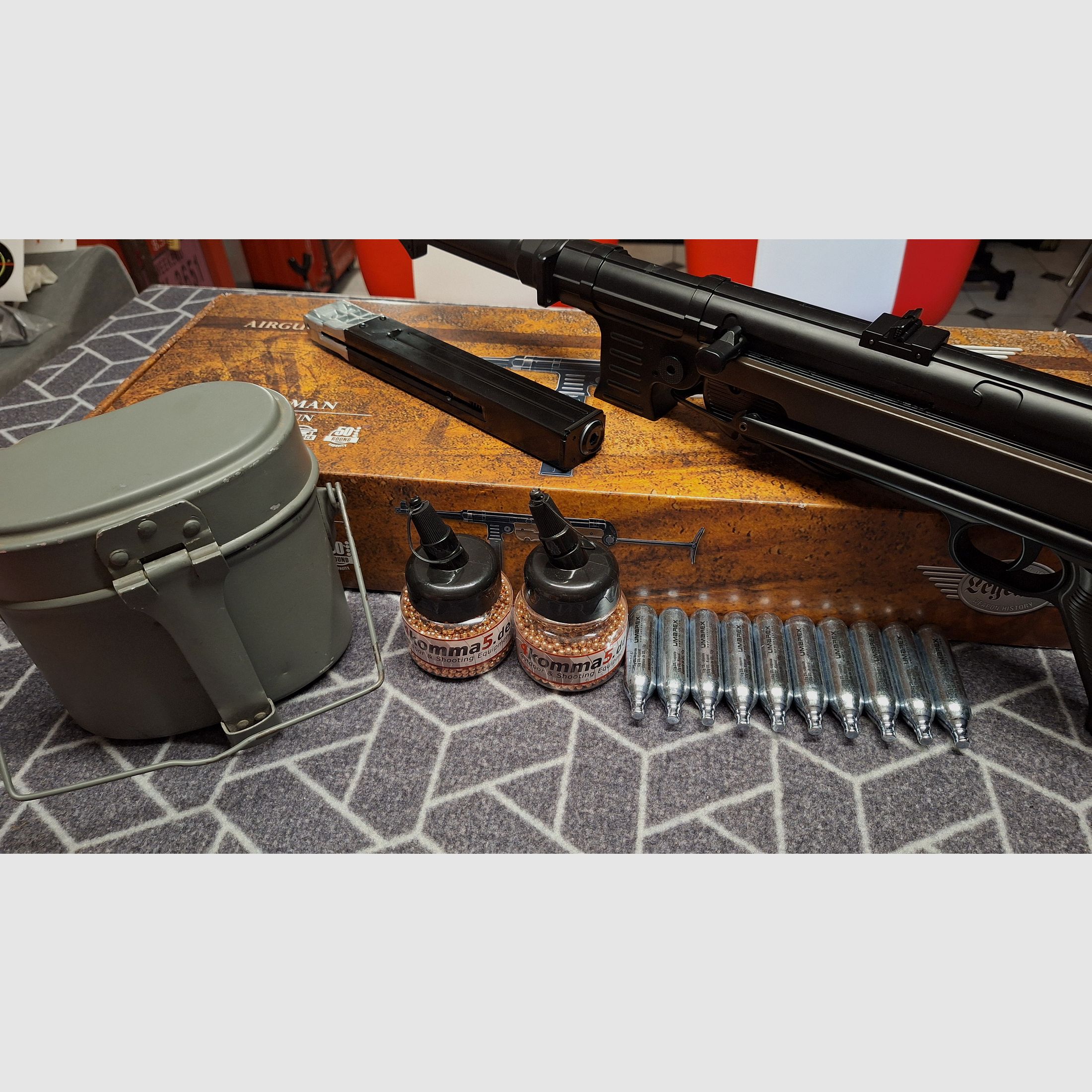 Legendy MP40 - 4,5 mm stalowe BB Co2 - Całkowicie metalowy! Z CO2+amunicją+uchwytem!