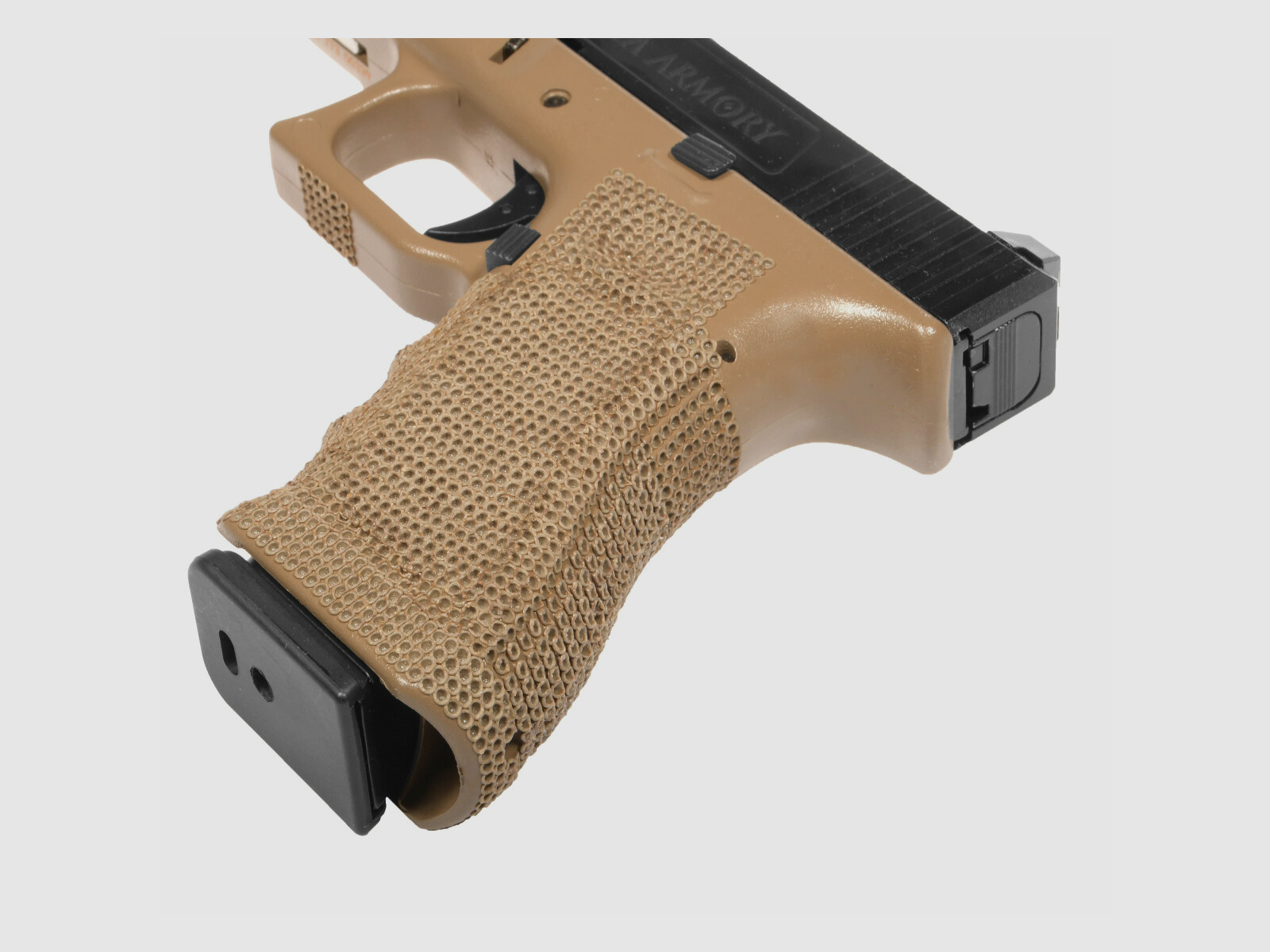 P02 GBB Airsoft Pistole in Tan | Delta Armory