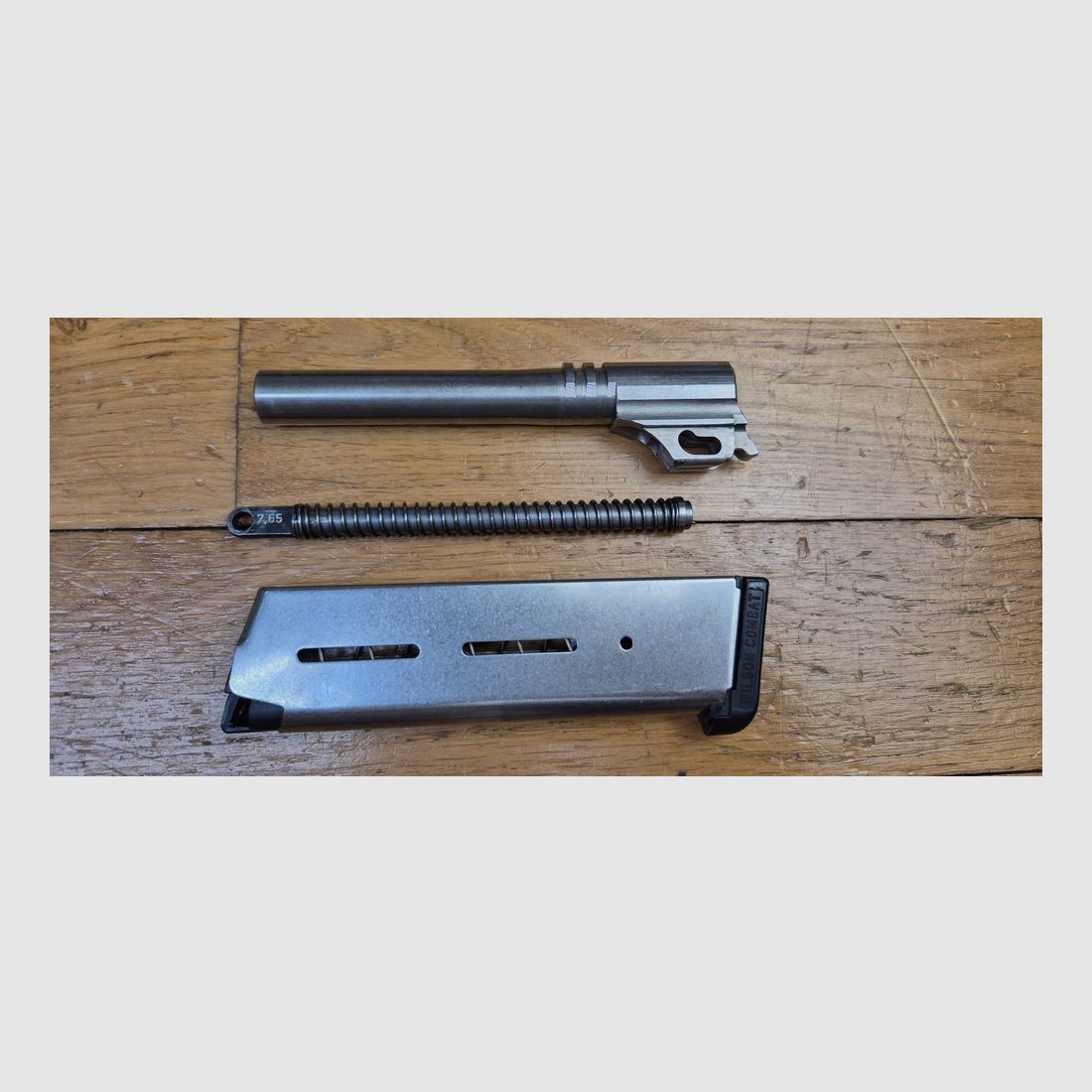 Außergewöhnliche Umrüstung für SIG P210 – Kal. 7,65 Parabellum – Lauf + Rückholfeder in 7,65 Para – Passendes Magazin – Original SIG-Feder – 100% SIG – Für P210 / P210-2,3,4,6… – Komplett und neuwertig – Sehr sehr selten in 7,65 Para – TBE++, Bild 1 von 6
