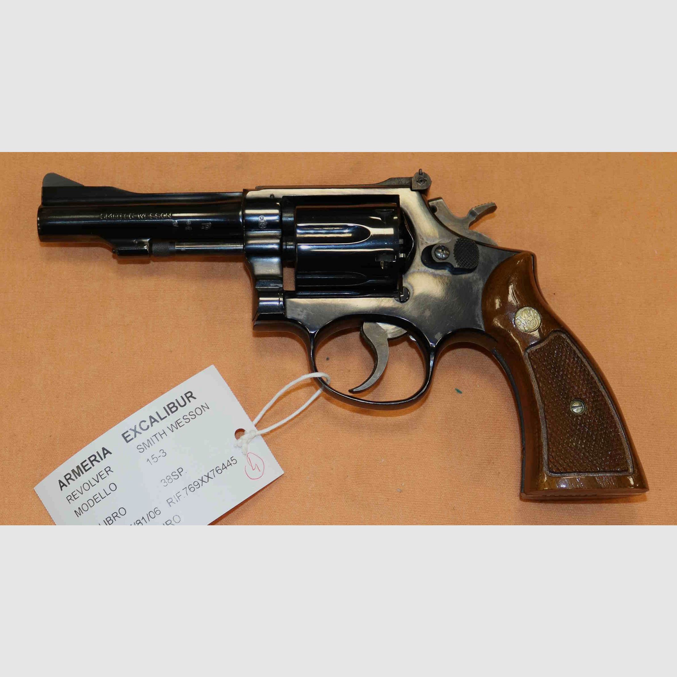 Revolver Smith & Wesson Modello 15-2 Calibro 38 SP, immagine 1 di 6