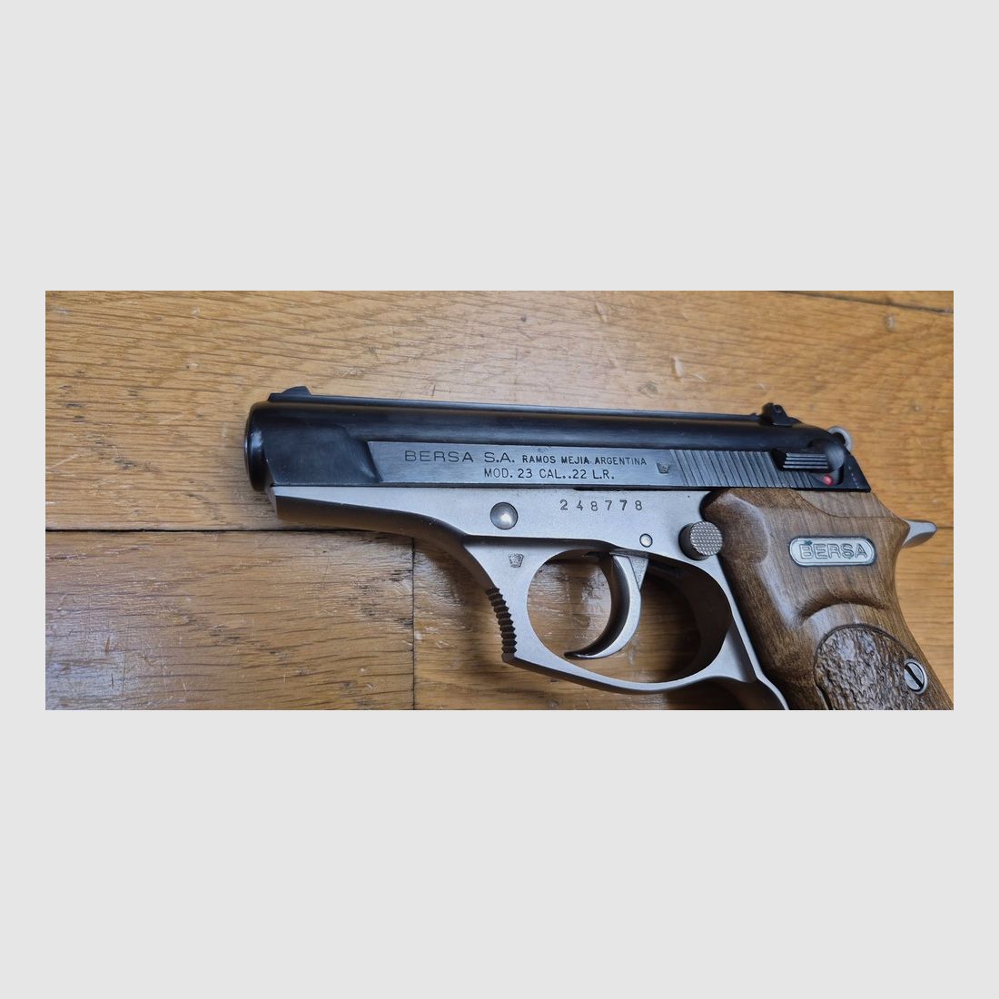 Schöner argentinischer Pistol Bersa Modell 23 – Gaucho der Pampas und der heißen Nachtclubs von Cordoba – Die kleine argentinische im Kal. 22LR, die Amerikaner beeindruckt – 100% Stahl – Leicht und sehr präzise – Exzellente Ästhetik und Mechanik – Spiegel-Lauf – Sehr schöne Waffe in TBE++, Bild 1 von 18