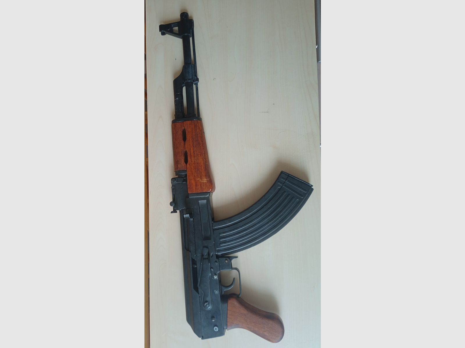 AK47 und Makarov von Denix Dekowaffen.