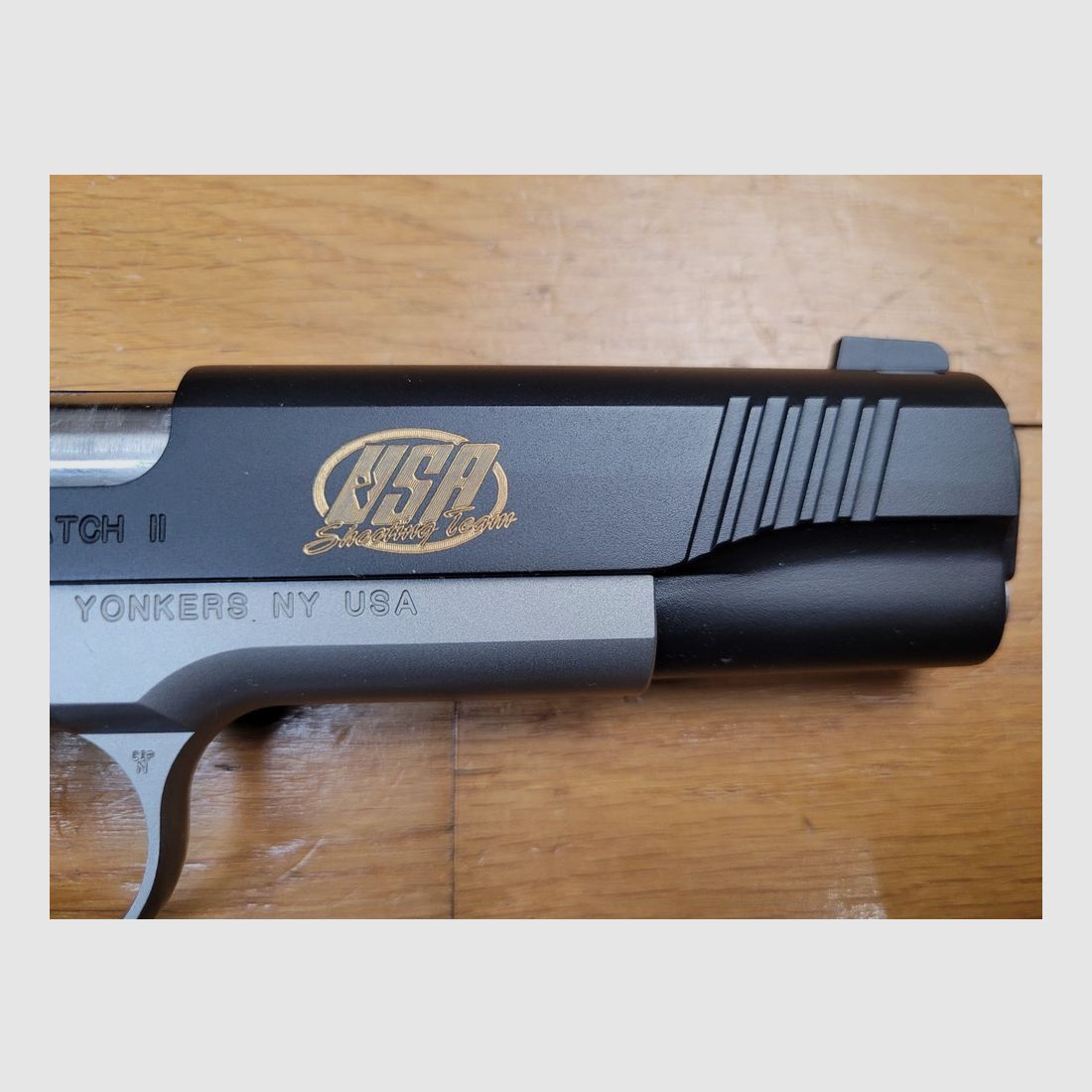 Wunderschöne Kimber Team Match II Pistole – Dual Tone Edelstahlrahmen – Kal. 9×19 – Modell des amerikanischen IPSC-Teams – VZ Griffe aus G10 + Ursprünge – Leichter Hahn und Abzug – Vorder- und Hinterrippen – Lange Führungsstange – Verstellbare Visierung – Koffer mit allen Zubehörteilen und Dokumenten – Neuwertig!, Bild 8 von 24