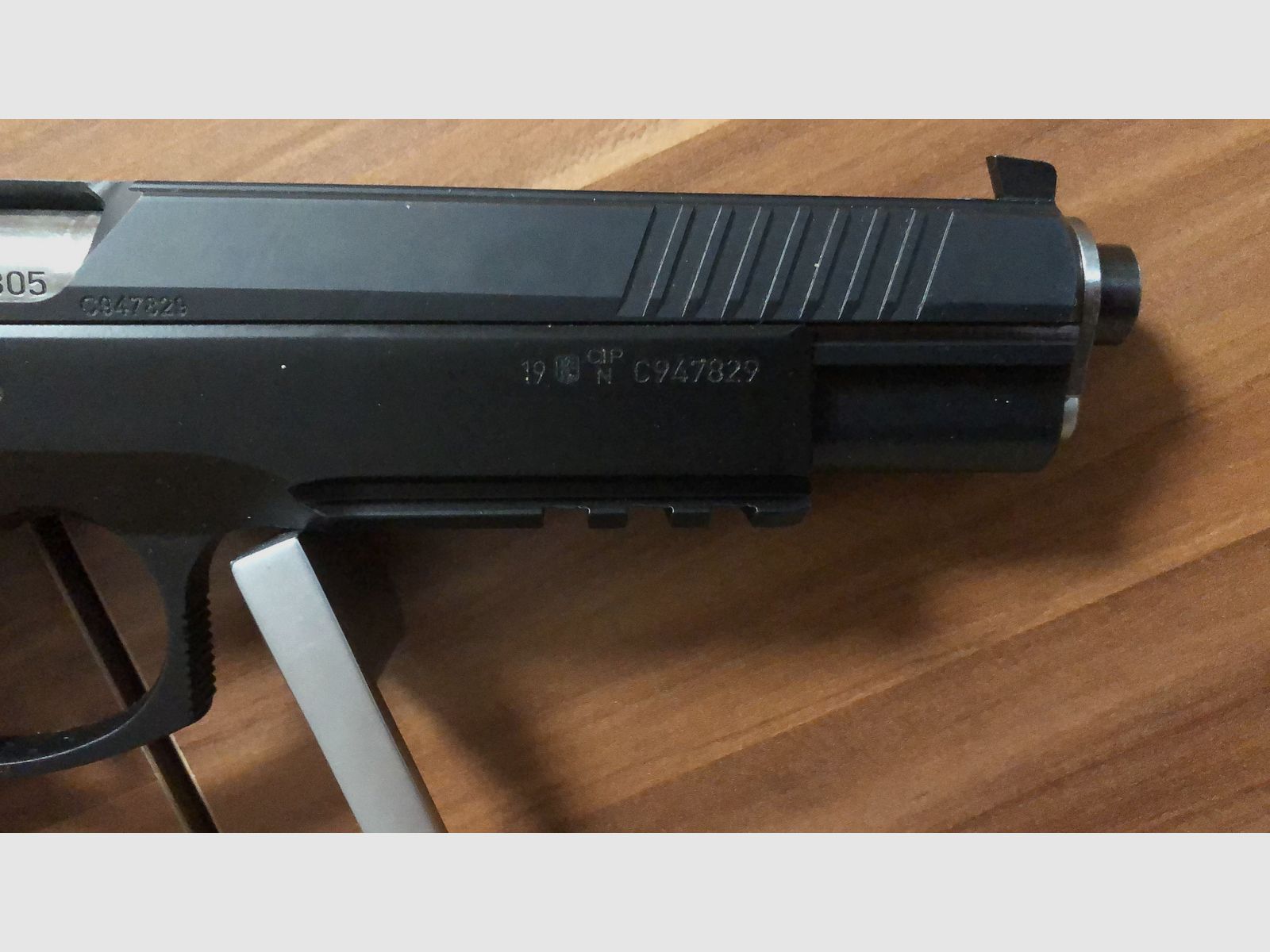 Verkauf halbautomatische Pistole von Haus CZ-Taipan Pro-Tuning und inklusive KK-Pistole, als Geschenk!