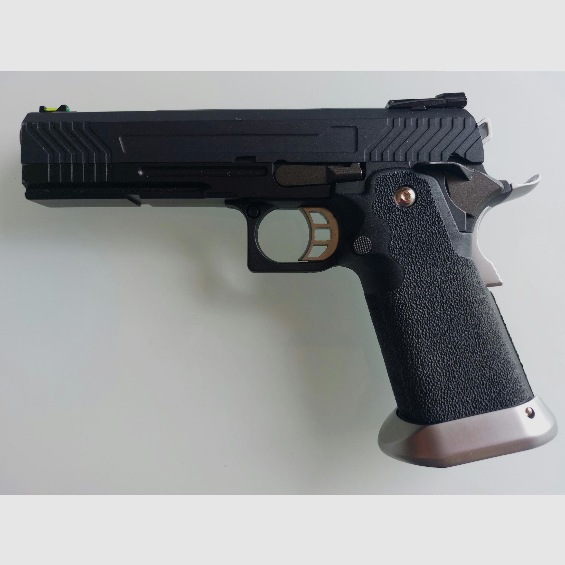 HI-CAPA 5.1 6mm GBB con due caricatori