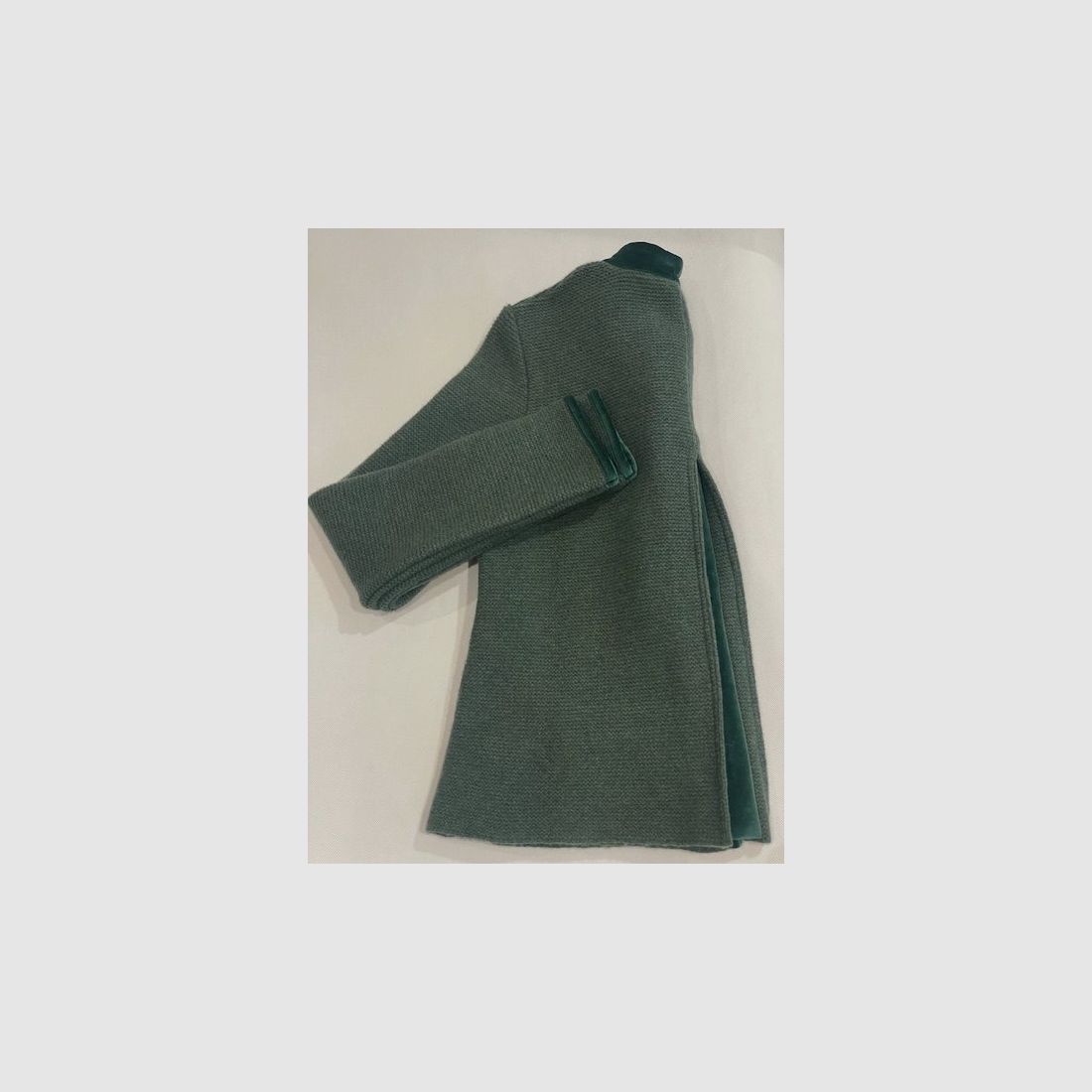 Damen Strickjacke aus Merinowolle mit Falte aus Samt in Lodengrün, Bild 2 von 2