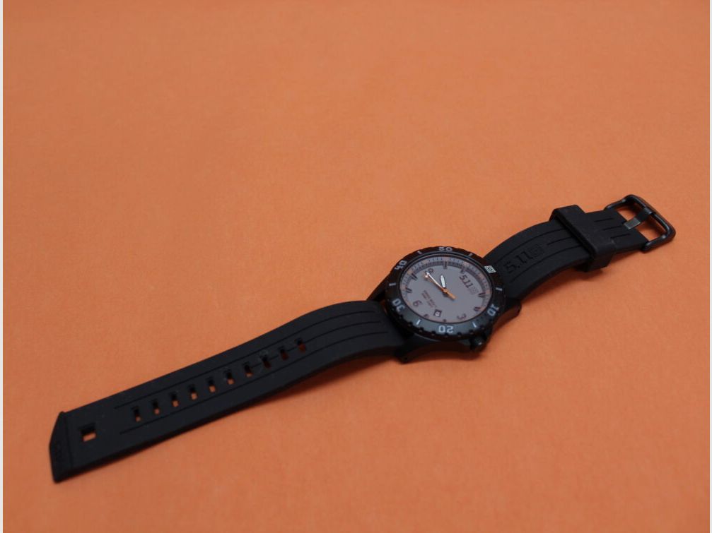 5.11 5.11 Guardsman Watch (50133EU) 033 Granite Uhr mit Stahlgehäuse mit Silikonarmband
