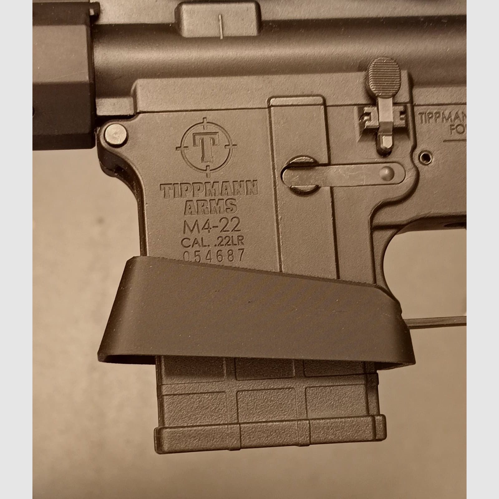 AR-15 magazine funnel / magwell