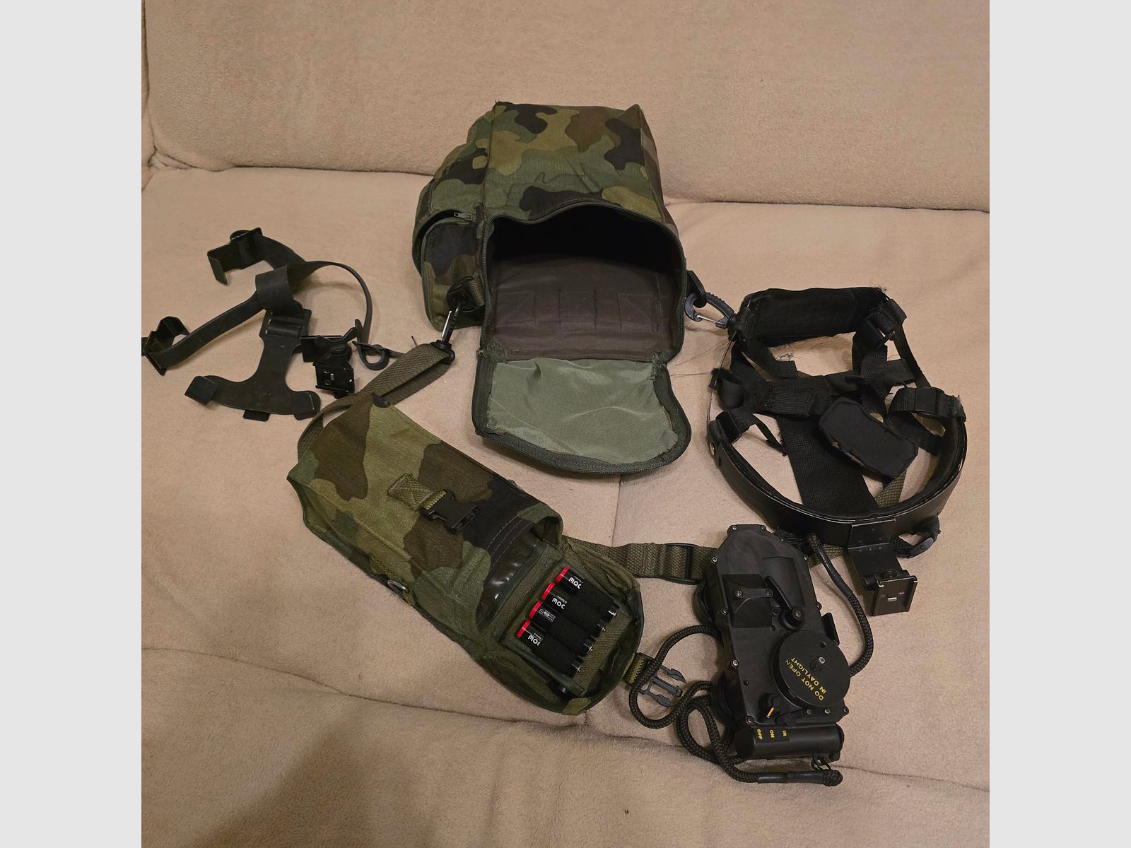 Nachtsichtgerät Restlichtverstärker mit Helm-Montage und Tragekappe, also zum Tragen ohne Helm