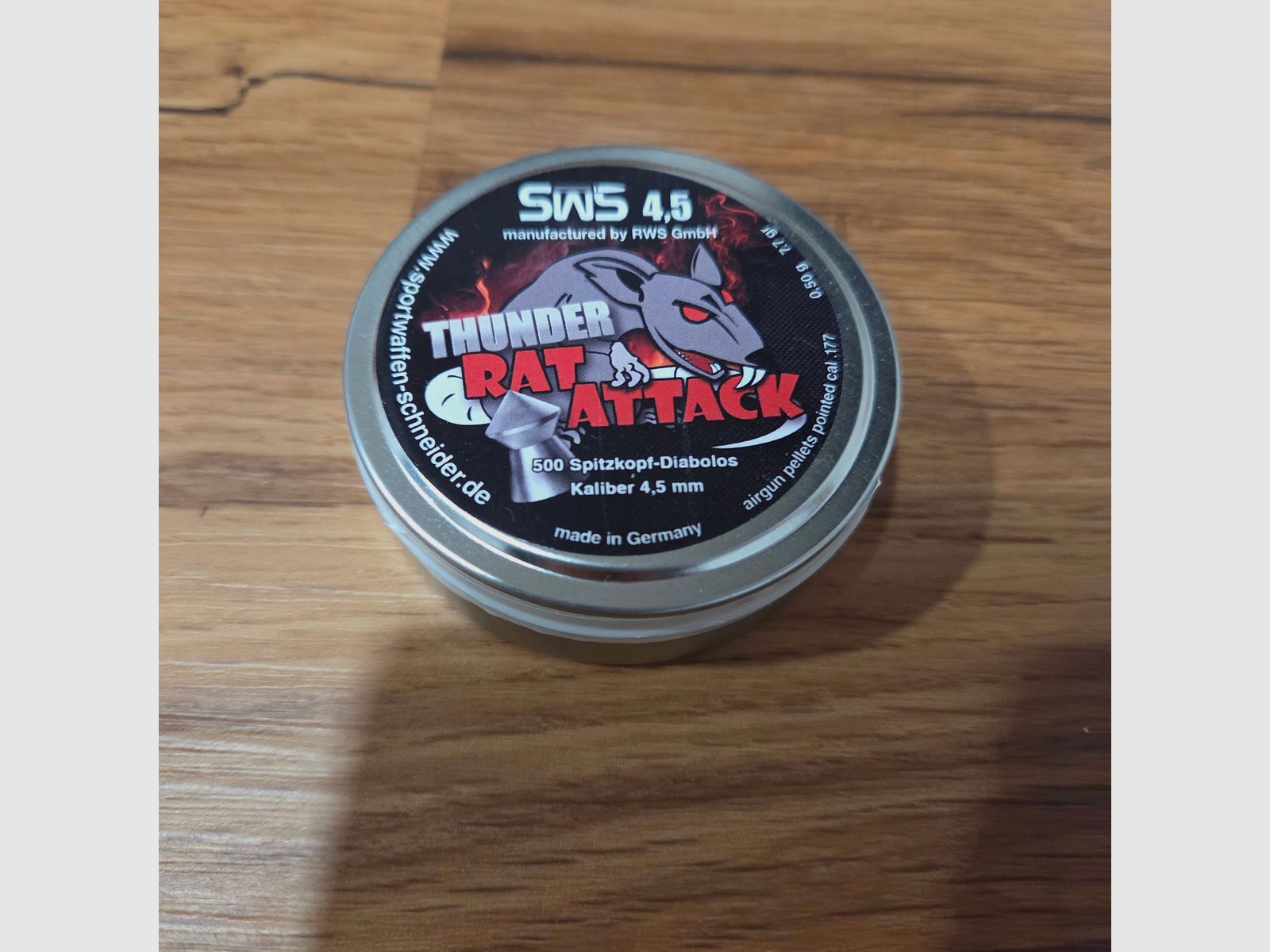 Diana Chaser mit Holzgriff und einer Packung Diabolos