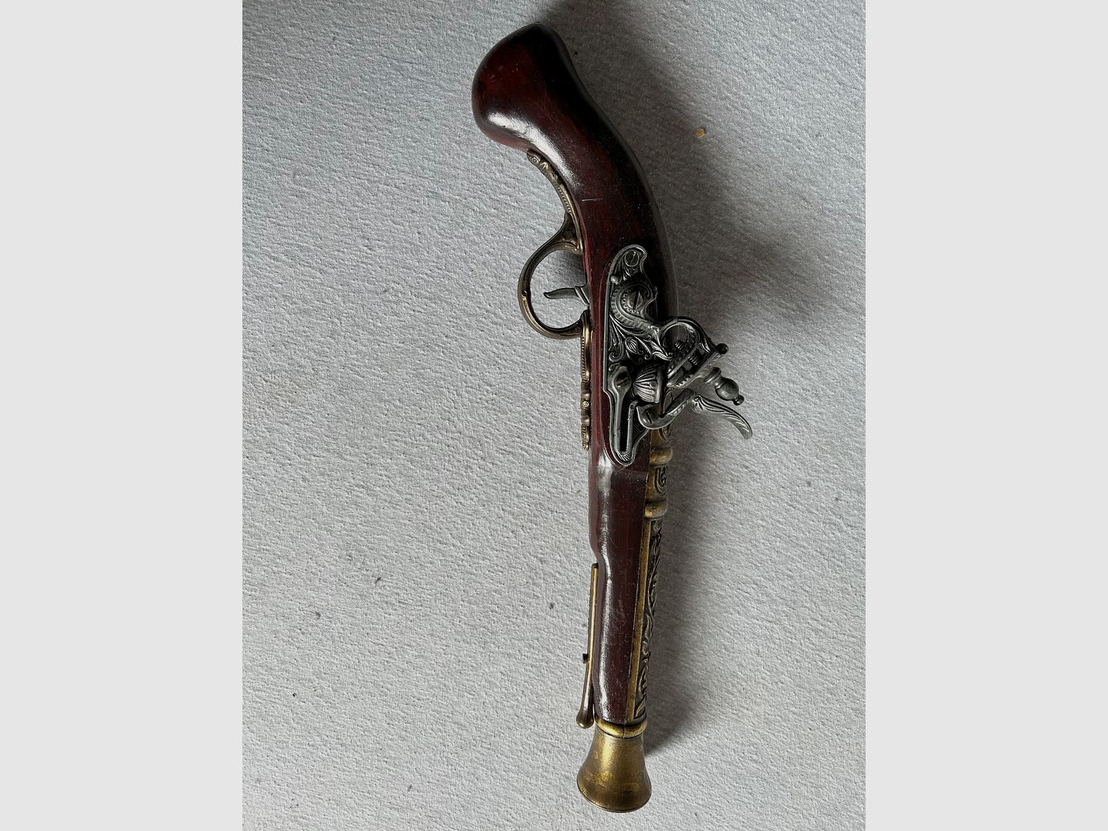 Grande collezione di armi decorative – spade, pistole a pietra focaia, fucili ad avancarica, alabarda, martello da guerra – liquidazione della collezione