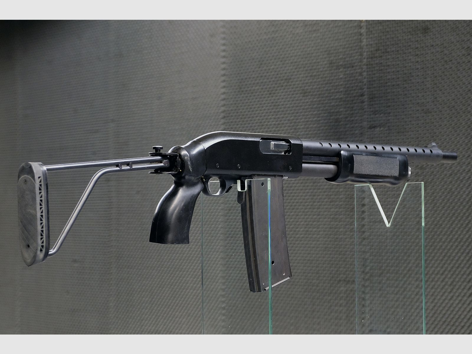 Mossberg 500 z magazynkiem pudełkowym, zdjęcie 3 z 5