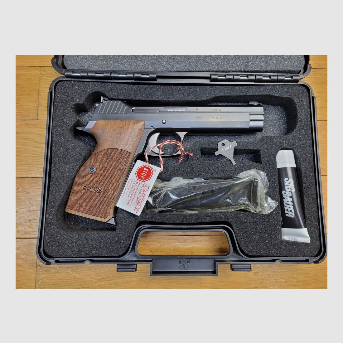 Prächtige Pistole Sig Sauer P210 Legend Target 5 Zoll – Kal. 9×19 – Sondermodell aus dem Mastershop Sig Sauer – Single Action Abzug / Top Abzug – Erweitertes Magazinfach – 2 Magazine 8 Schuss – Beidseitige Sicherung – Nitrierung – Komplett im Originalkoffer – Waffe im neuwertigen Zustand zum Gebrauchtpreis!, Bild 2 von 25